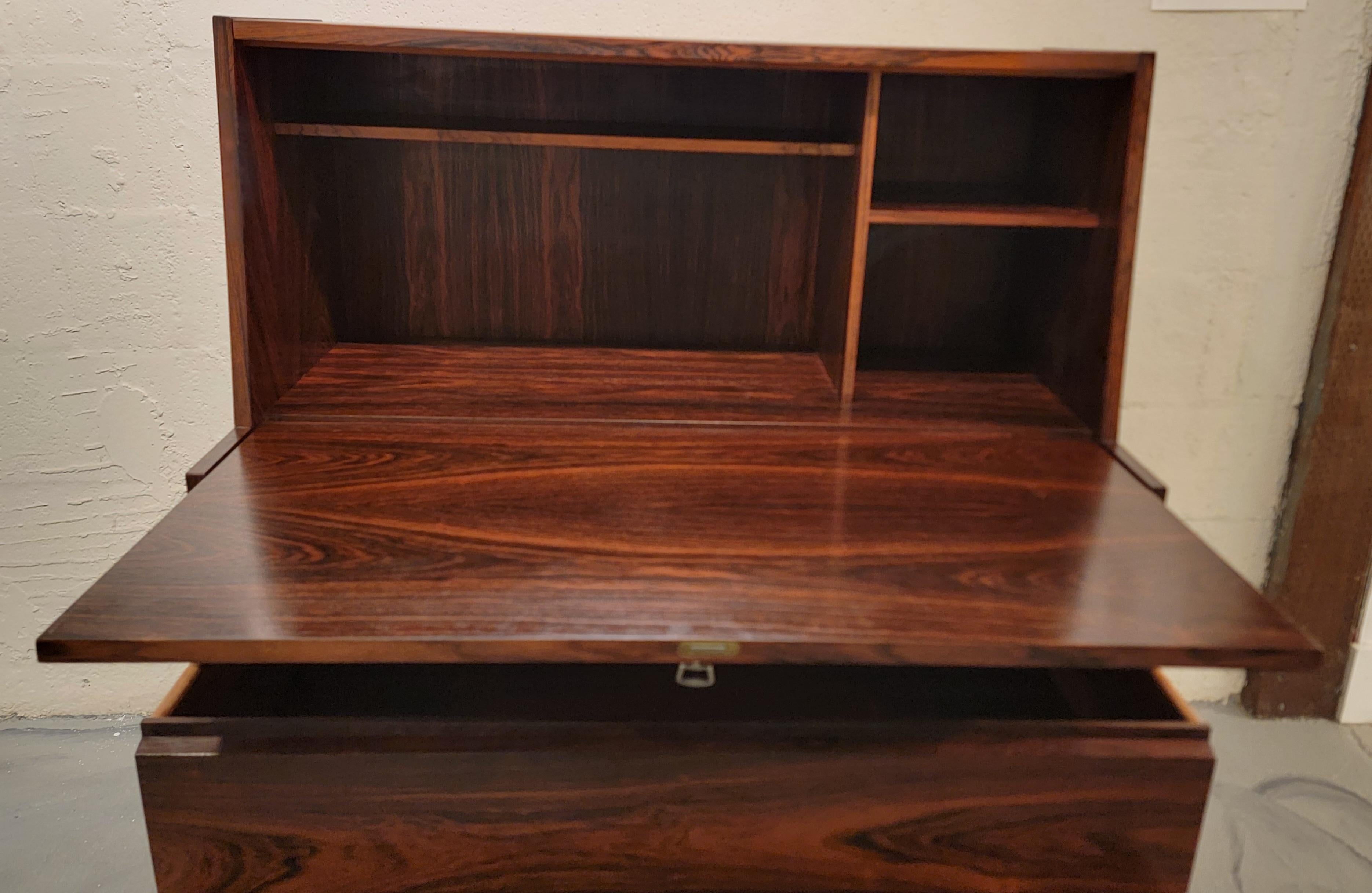 Secrétaire moderne danois en bois de rose en vente 1