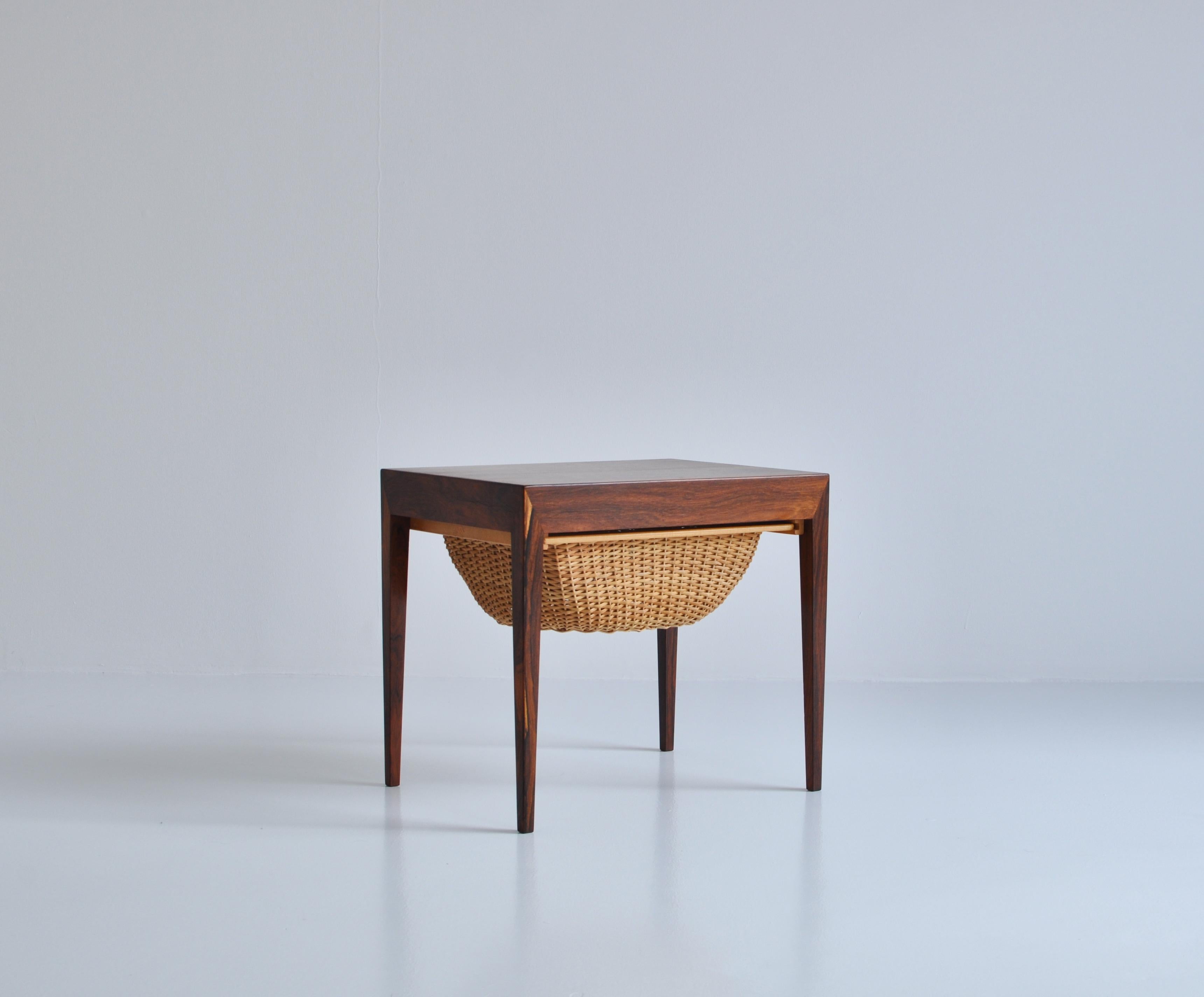 Charming sewing table in beautifully grained rosewood by Severin Hansen jr. Made at Haslev Møbelfabrik, Denmark, in the 1960s. The table features a 