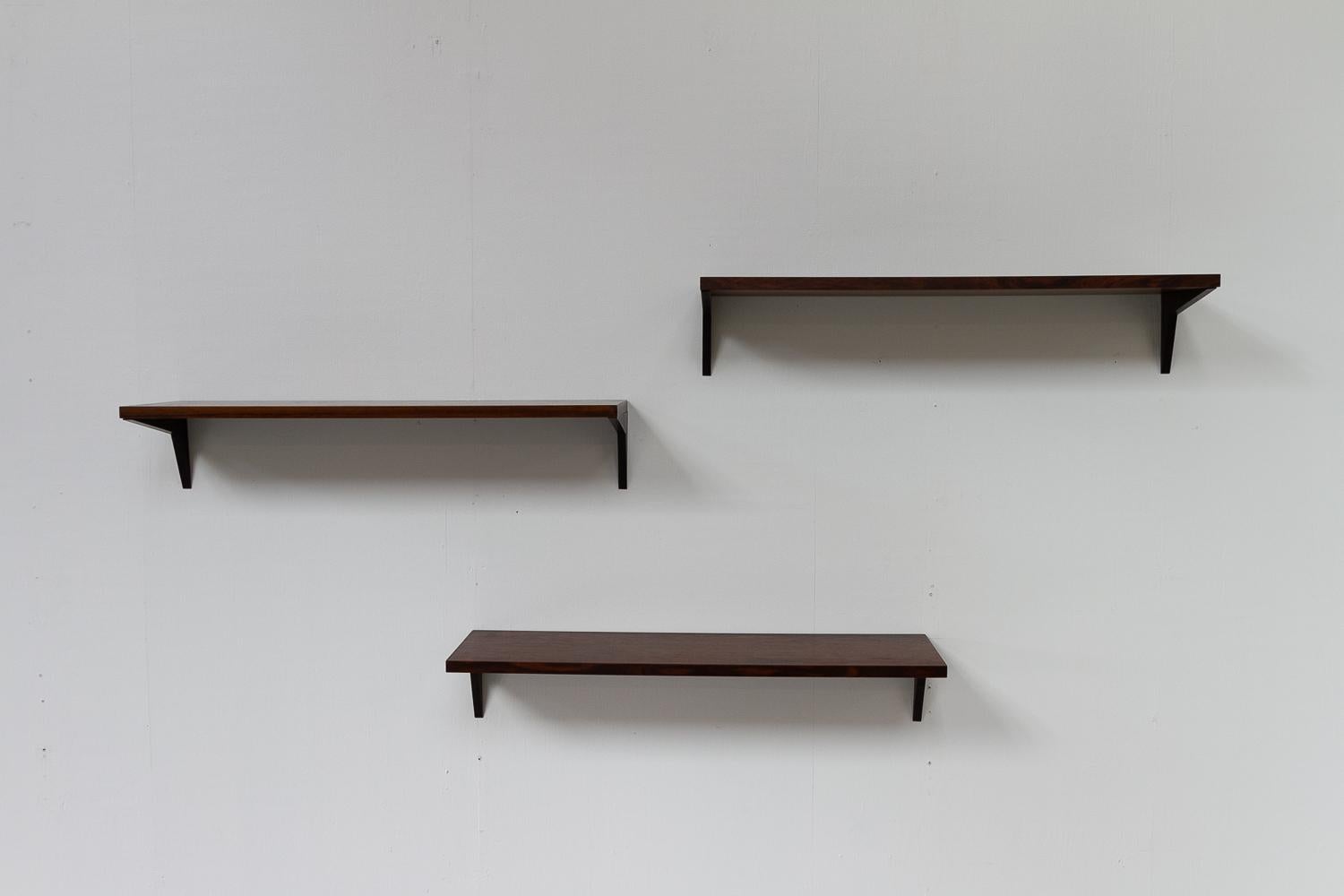 Danish Modern Rosewood Shelves by Poul Cadovius for Cado, 1960s. Set of 3.
Three floating shelves in beautiful grained rosewood/palisander veneer designed by Poul Cadovius for Cado in the 1960s. Originally for for wooden uptights, but here
