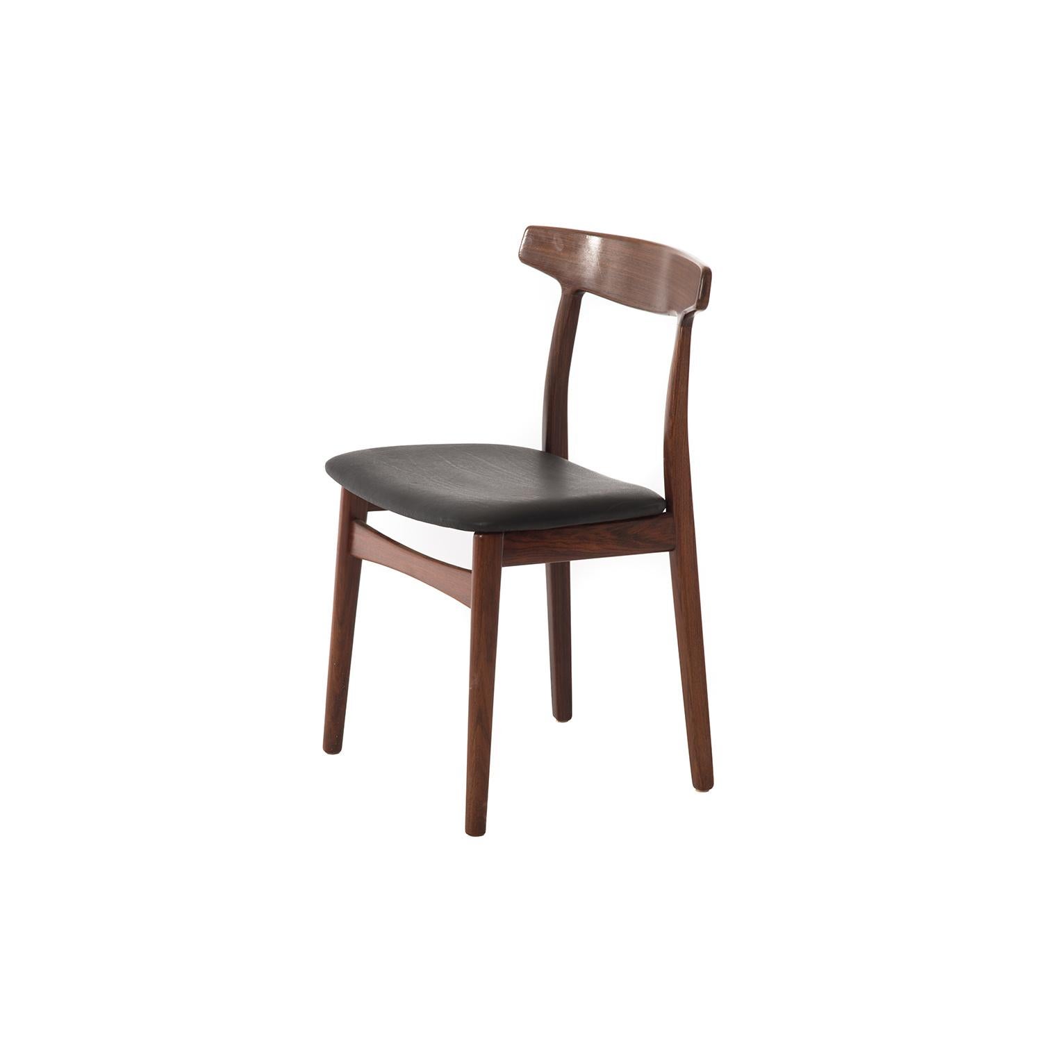 Cette chaise sculpturale apportera de l'élégance à n'importe quelle pièce. Finition laquée semi-brillante avec siège en cuir noir mat. Conçu par H. Kjaernulf.

La restauration professionnelle et compétente de meubles fait partie intégrante de notre
