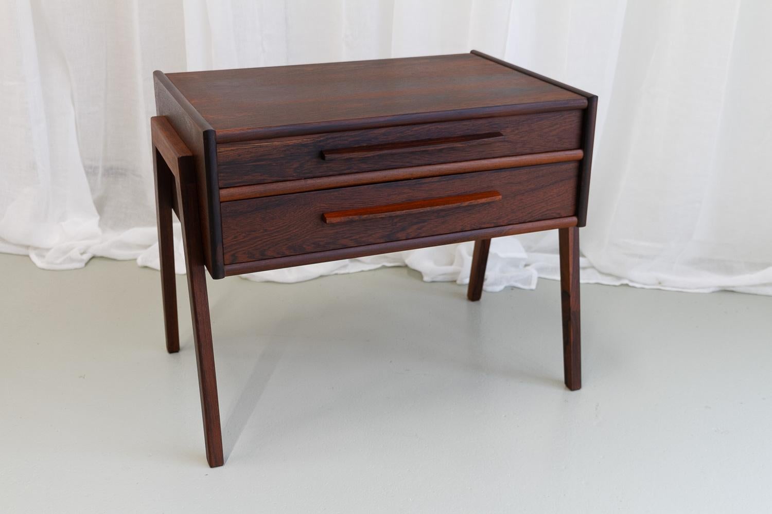 Dänischer moderner Palisander-Beistelltisch, 1960er Jahre.
Stilvoller und vielseitiger skandinavischer Mid-Century Modern Tisch aus Palisander mit zwei doppelseitigen Schubladen. Die Schubladen sind innen hell und die oberste Schublade hat kleine