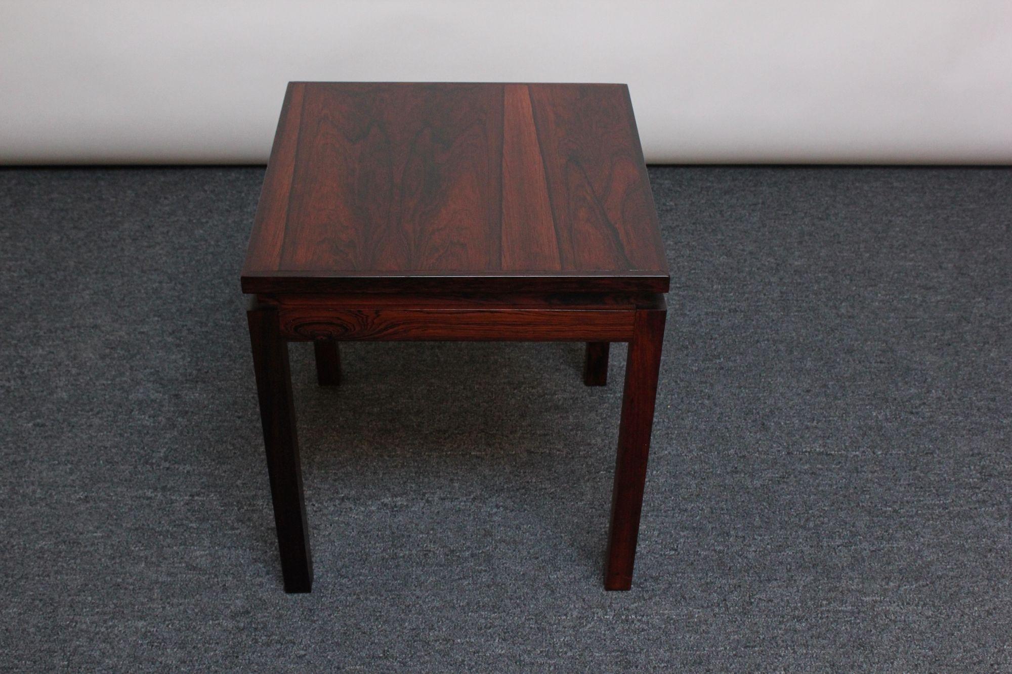 Rosewood square top side table designed by Poul Hundevad for Fabian (ca. 1960s, Denmark).
Exquisite rosewood grain and rich color. Very good, conservatively refinished condition. Branded 