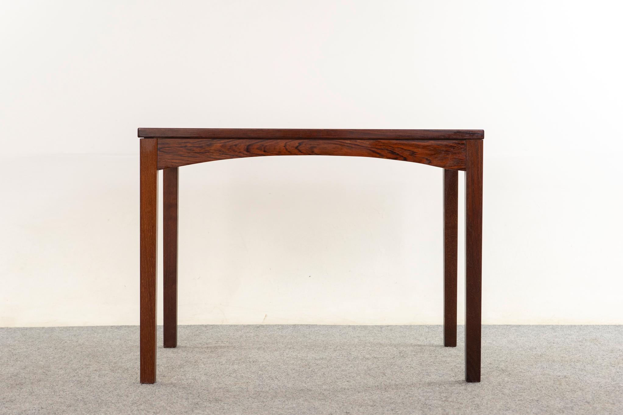 Dänischer Beistelltisch aus Palisanderholz, ca. 1960er Jahre. Furnierplatte mit schöner Maserung und gewölbter Schürze.

