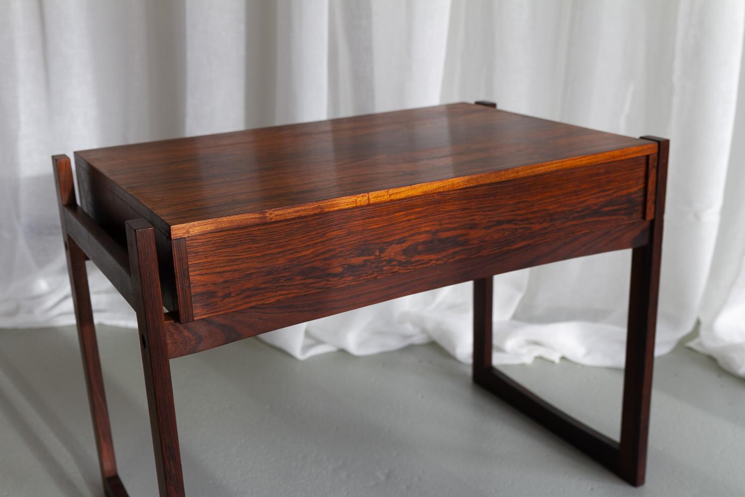 Table d'appoint danoise moderne en bois de rose avec tiroir, années 1960. en vente 3