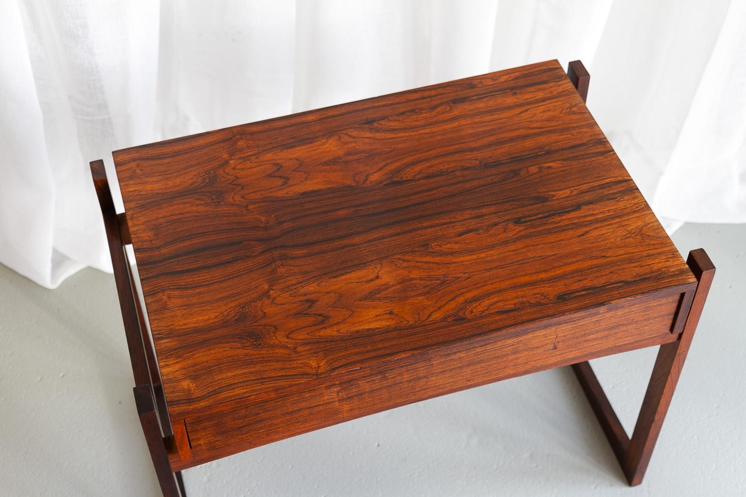 Table d'appoint danoise moderne en bois de rose avec tiroir, années 1960. en vente 4