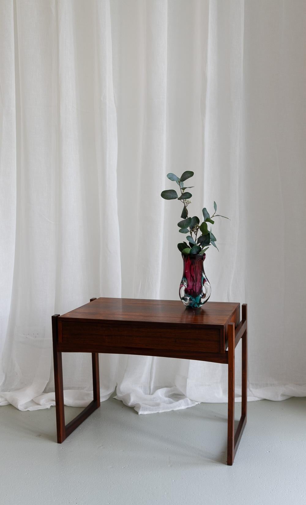 Table d'appoint danoise moderne en bois de rose avec tiroir, années 1960. en vente 8