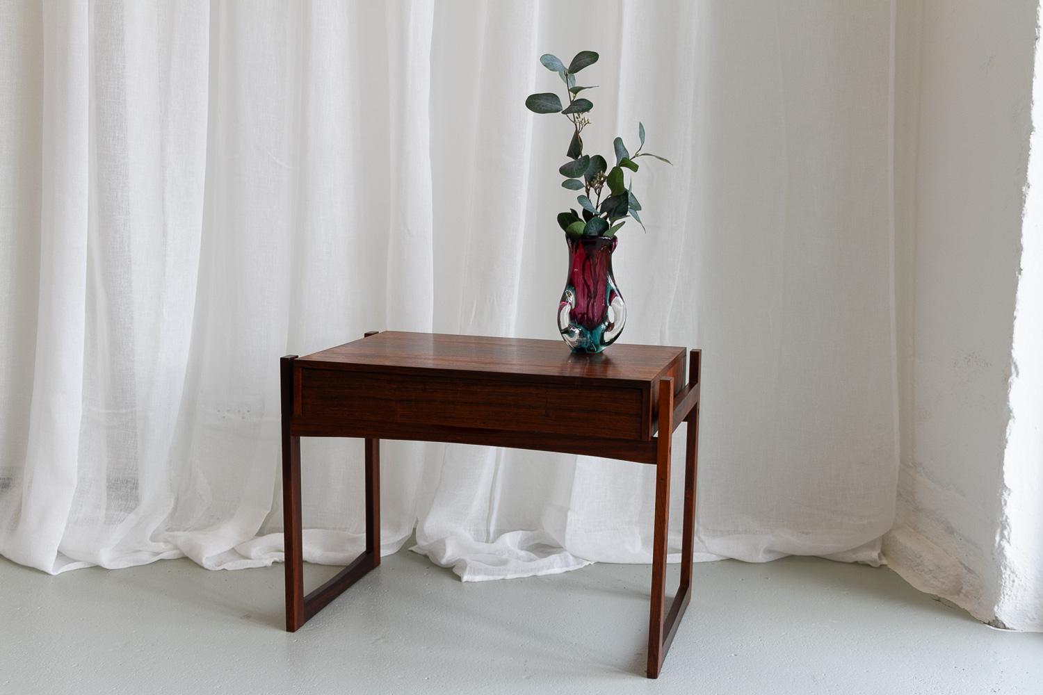 Table d'appoint danoise moderne en bois de rose avec tiroir, années 1960. en vente 9