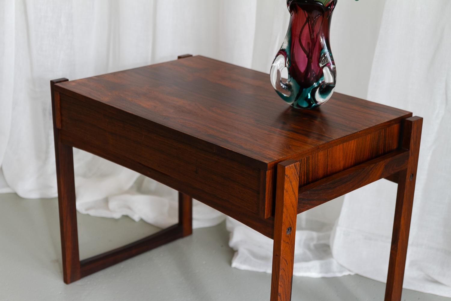 Table d'appoint danoise moderne en bois de rose avec tiroir, années 1960. en vente 10