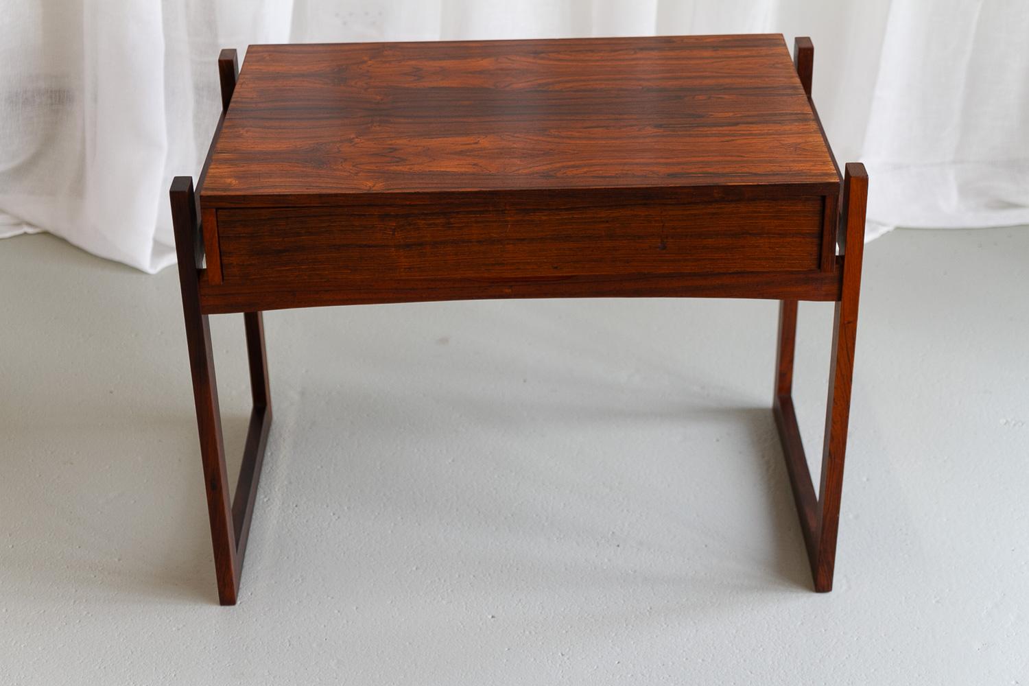 Table d'appoint danoise moderne en bois de rose avec tiroir, années 1960. en vente 13