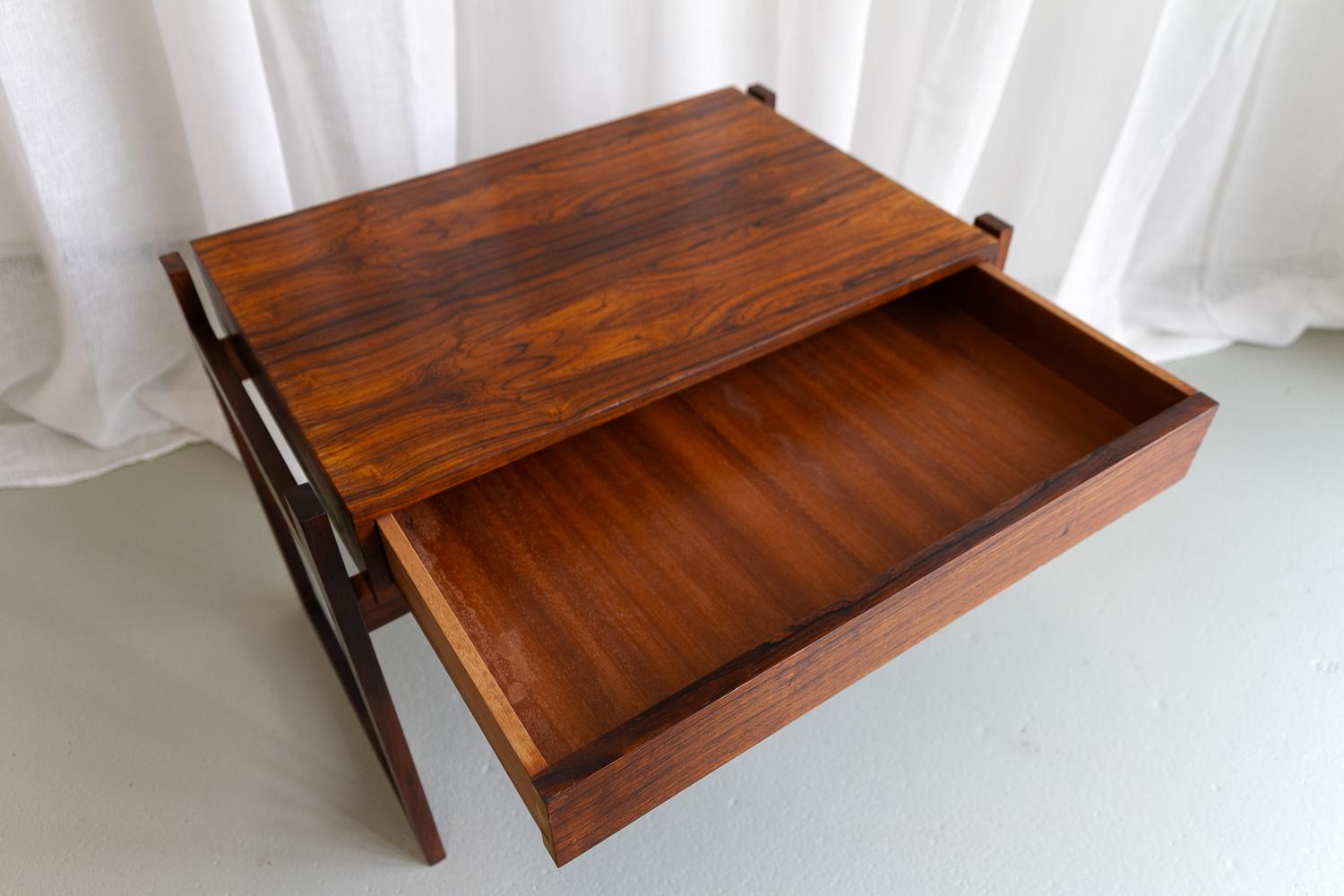 Mid-Century Modern Table d'appoint danoise moderne en bois de rose avec tiroir, années 1960. en vente