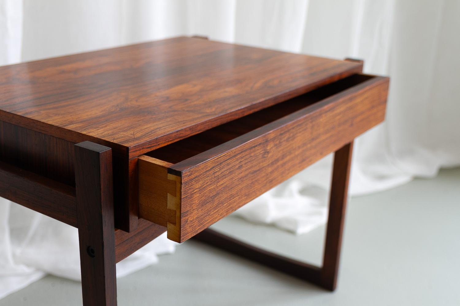 Danois Table d'appoint danoise moderne en bois de rose avec tiroir, années 1960. en vente