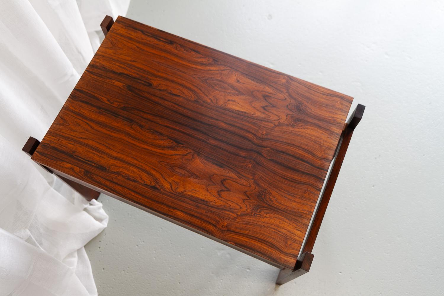 Milieu du XXe siècle Table d'appoint danoise moderne en bois de rose avec tiroir, années 1960. en vente