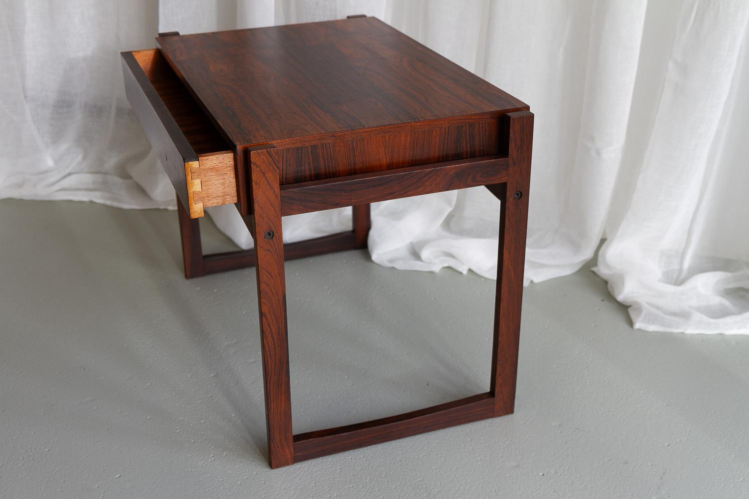 Table d'appoint danoise moderne en bois de rose avec tiroir, années 1960. en vente 2