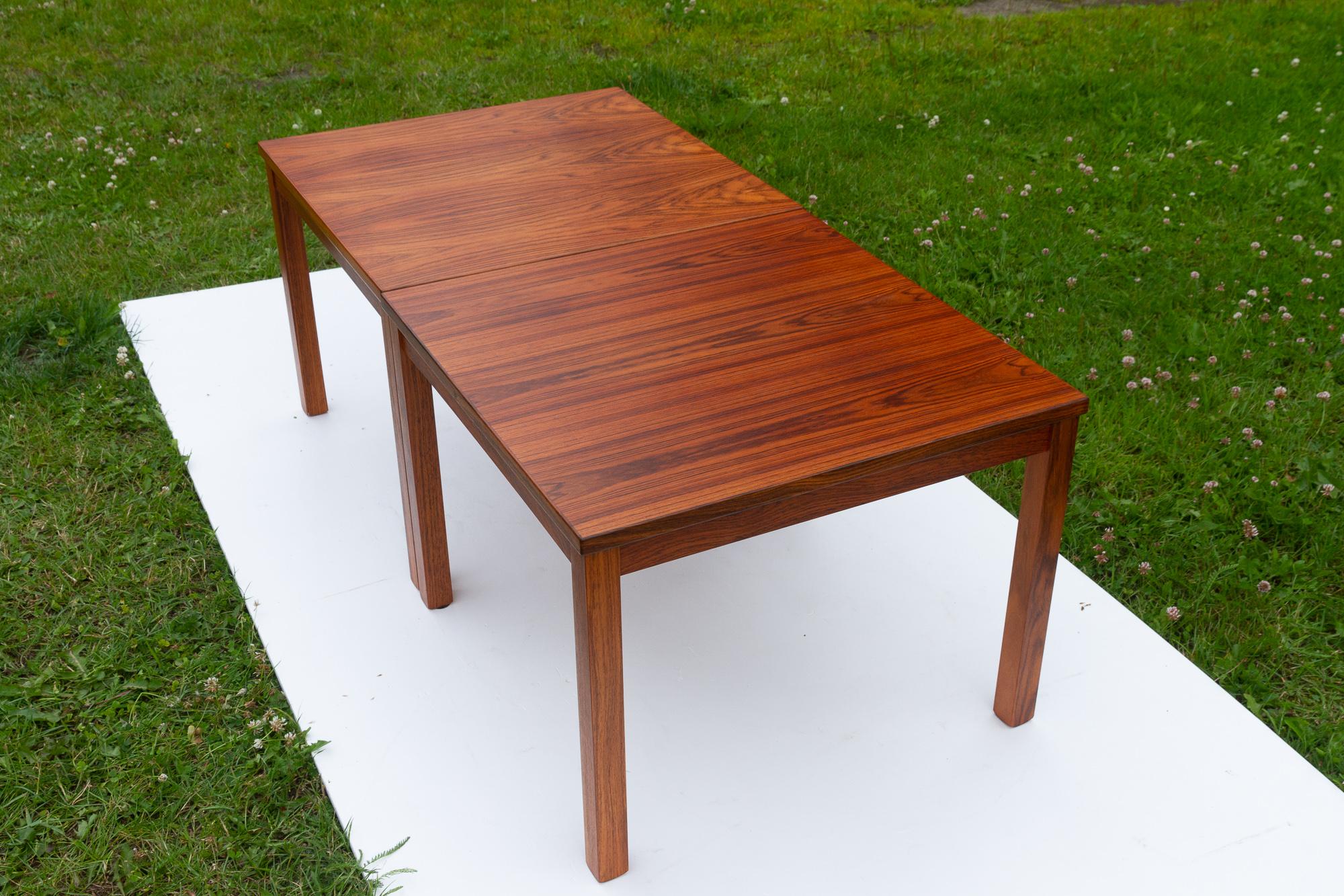 Milieu du XXe siècle Tables d'appoint danoises modernes en bois de rose, années 1960, lot de 2 en vente