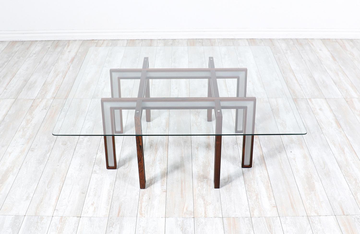 Mid-Century Modern Table basse moderne danoise en bois de rose et acier restaurée par Henning Korch en vente