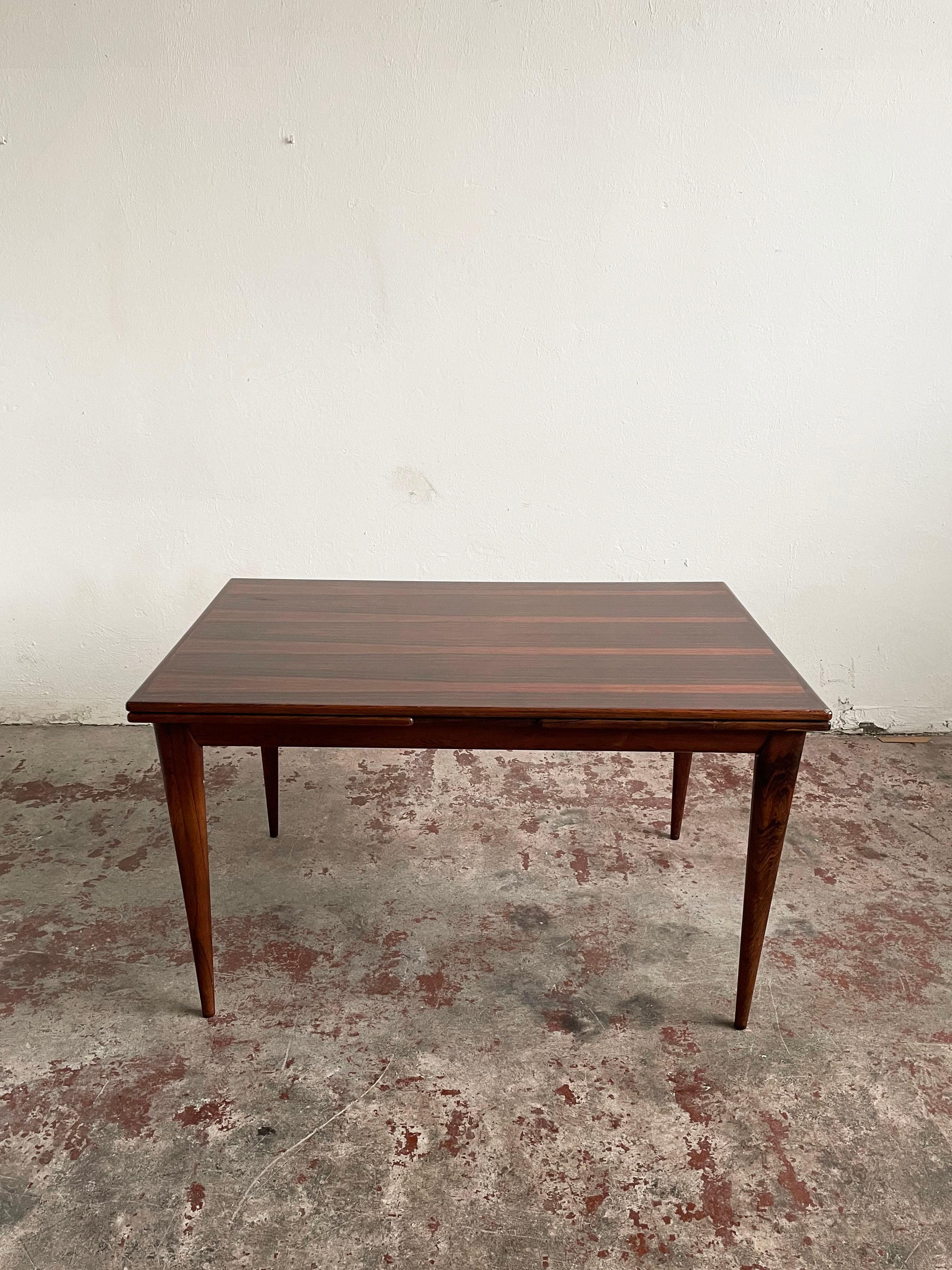 This rosewood model 254 dining table was designed by Niels O. Møller and produced by J.L Møllers Møbelfabrik in Denmark during the 1950s.

Iconic Scandinavian Mid-Century Modern design

The piece extends from 139 to 236 cm in length.

The table is