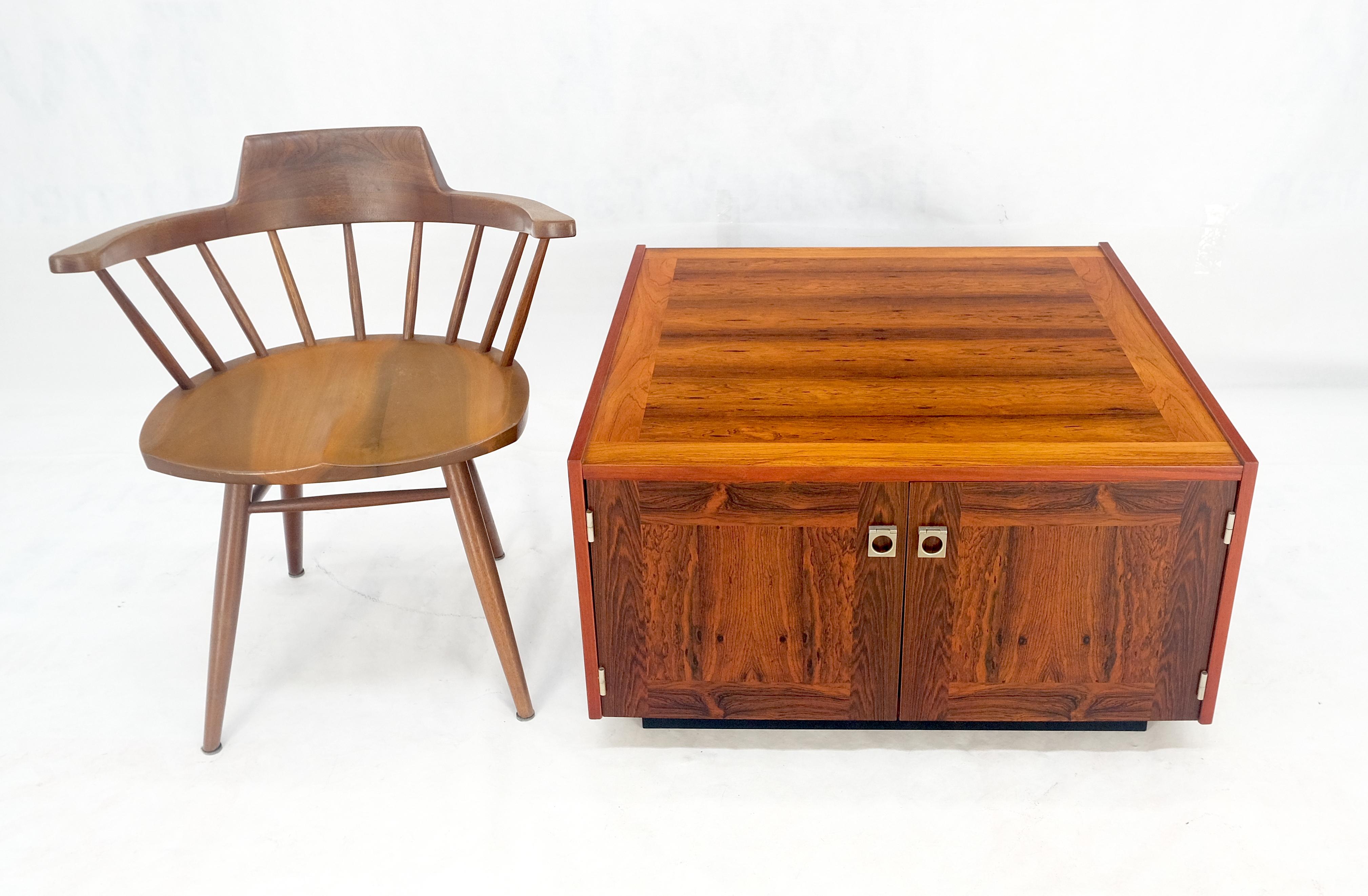 Table d'appoint moderne danoise en bois de rose à deux portes et à compartiments 32