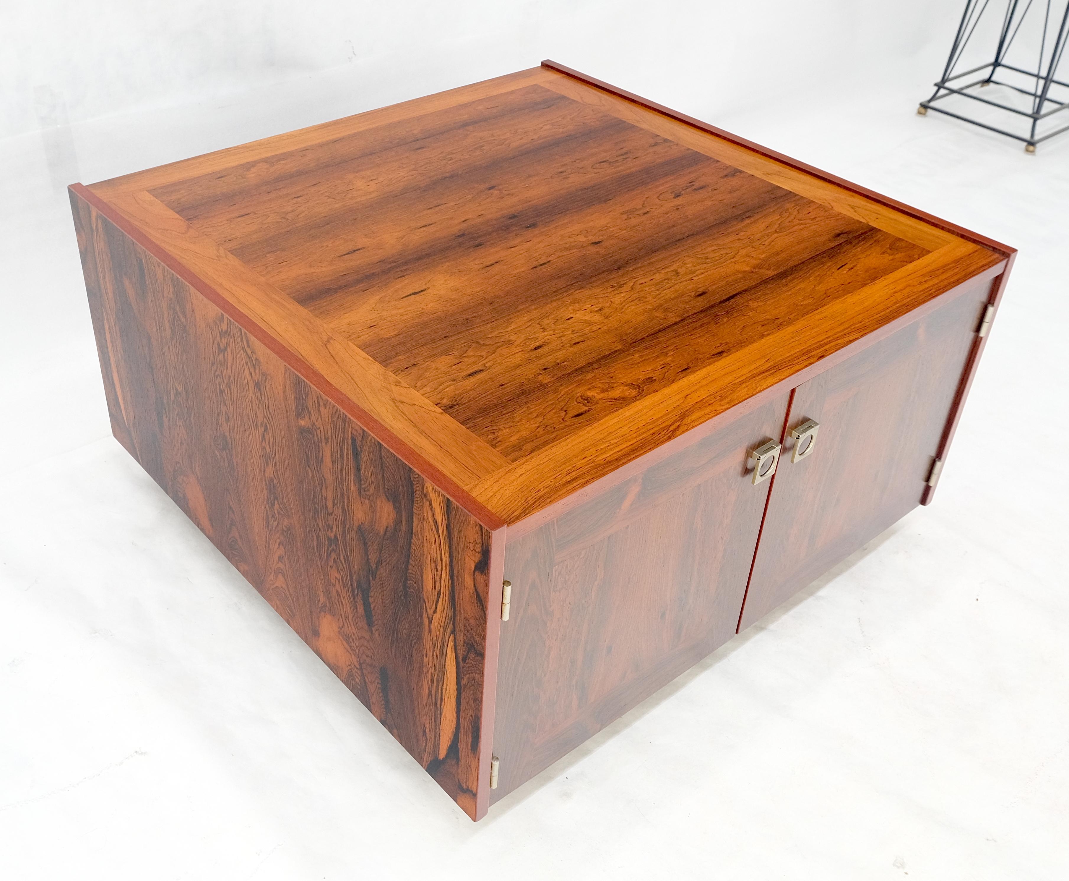 Table d'appoint moderne danoise en bois de rose à deux portes et à compartiments 32
