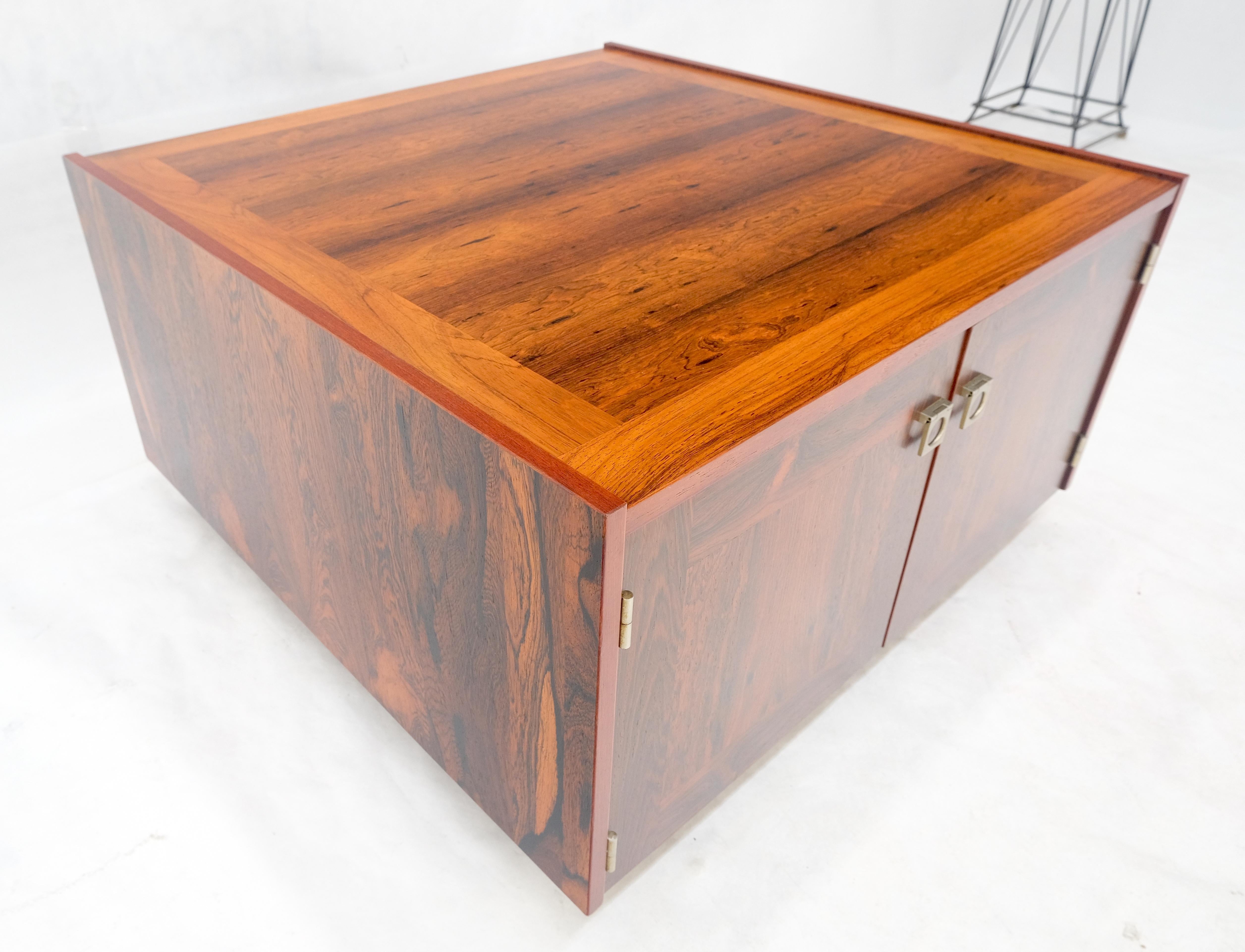 Table d'appoint moderne danoise en bois de rose à deux portes et à compartiments 32