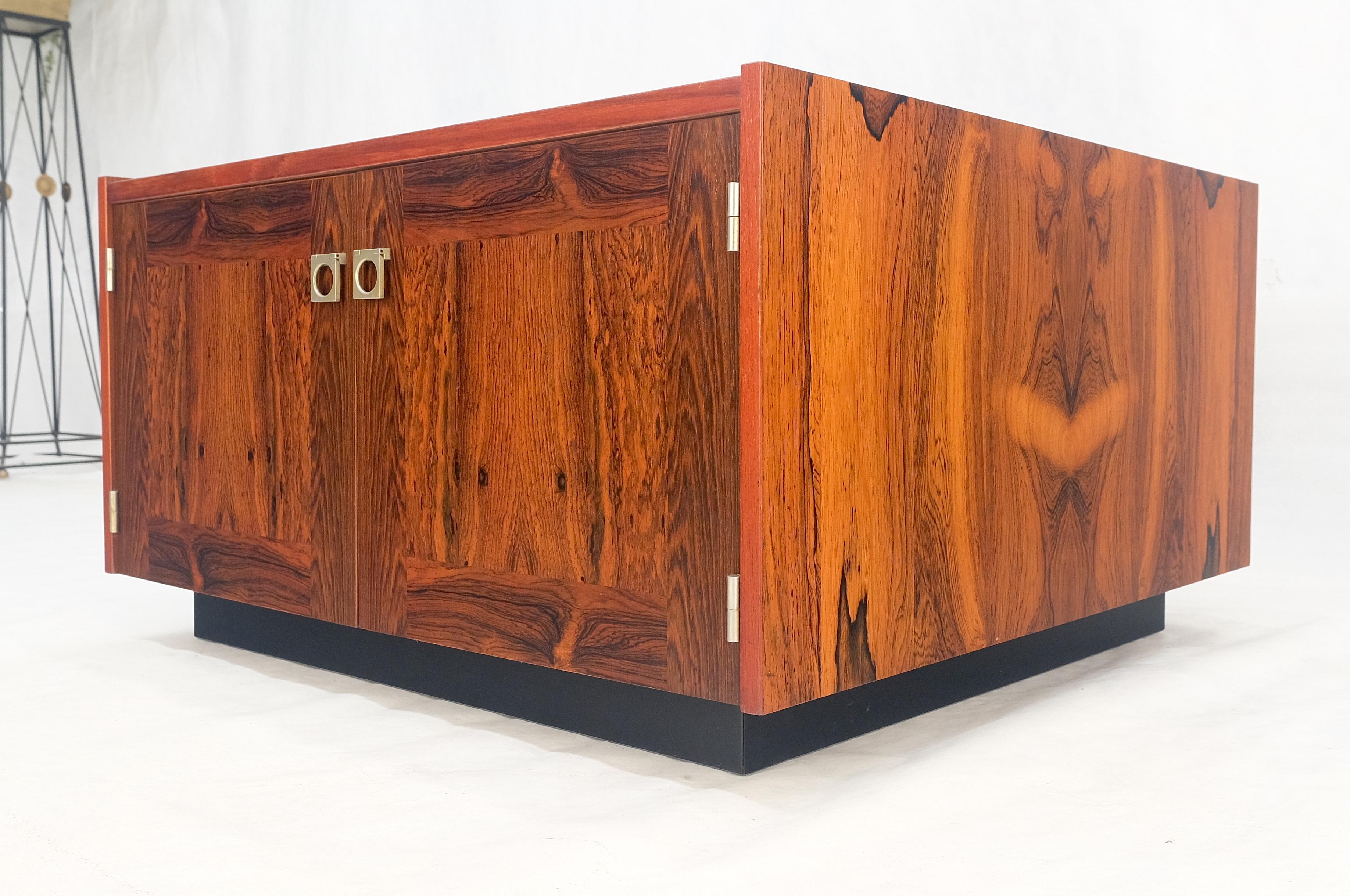 Table d'appoint moderne danoise en bois de rose à deux portes et à compartiments 32