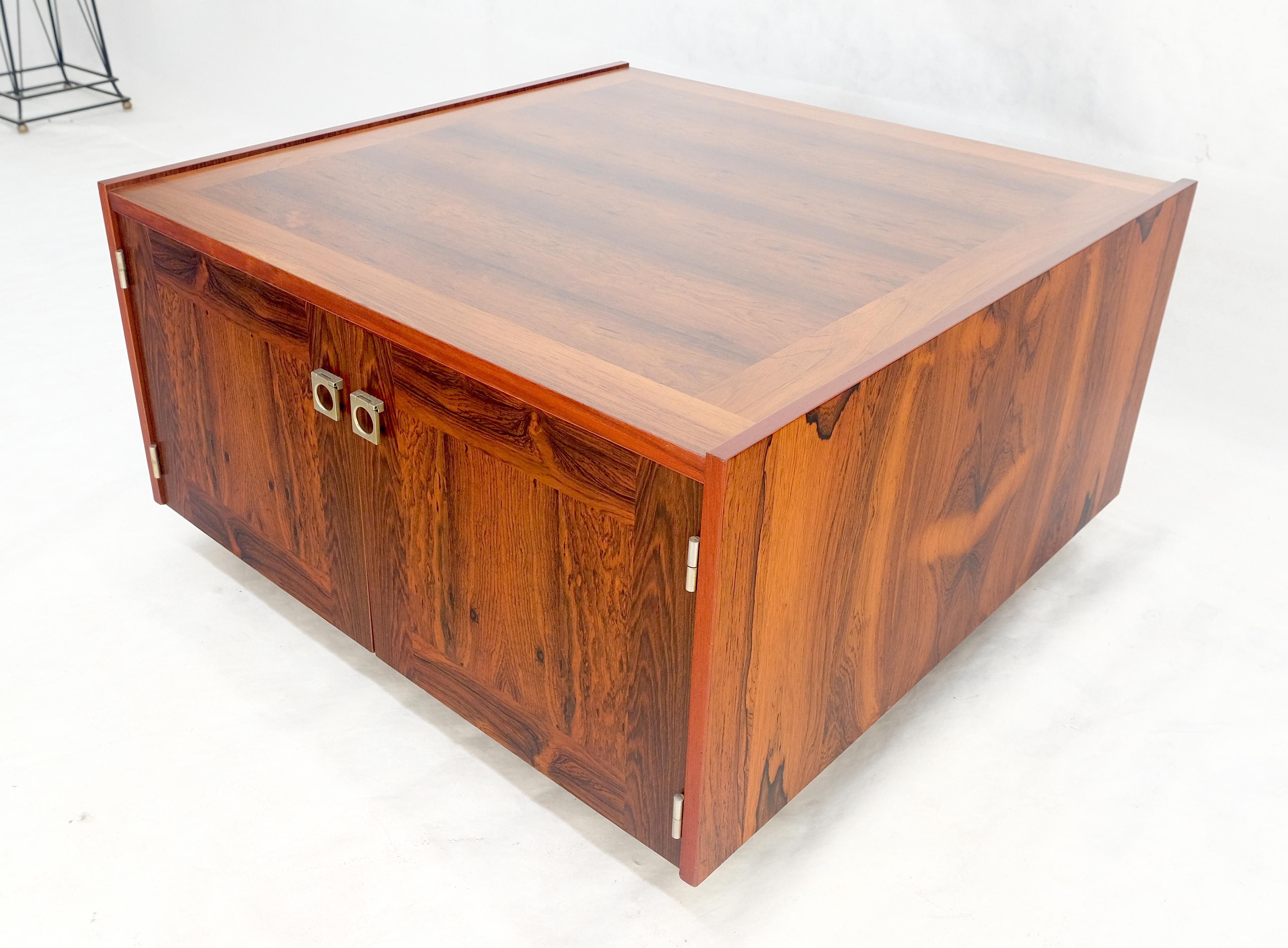 Table d'appoint moderne danoise en bois de rose à deux portes et à compartiments 32