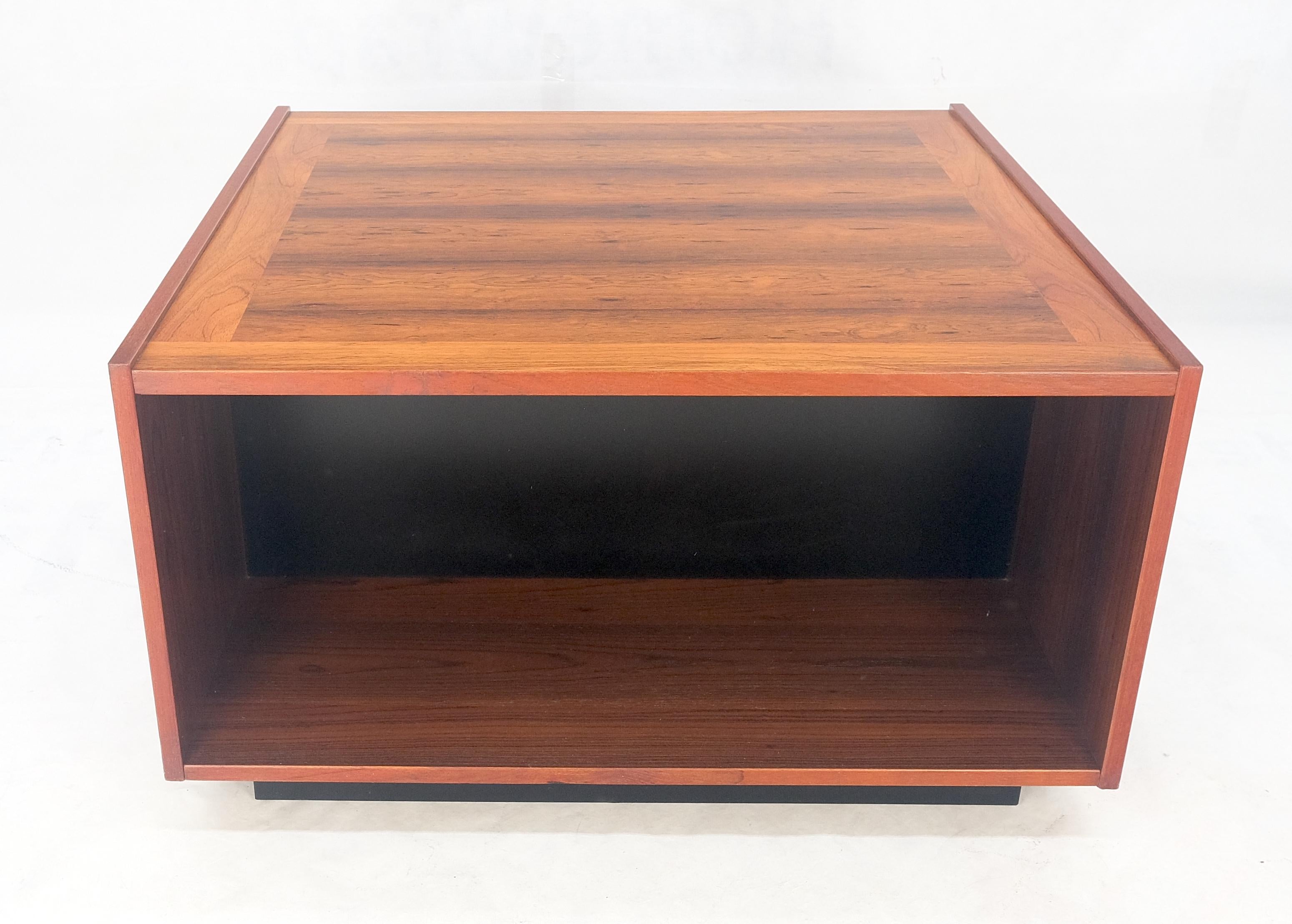 Table d'appoint moderne danoise en bois de rose à deux portes et à compartiments 32