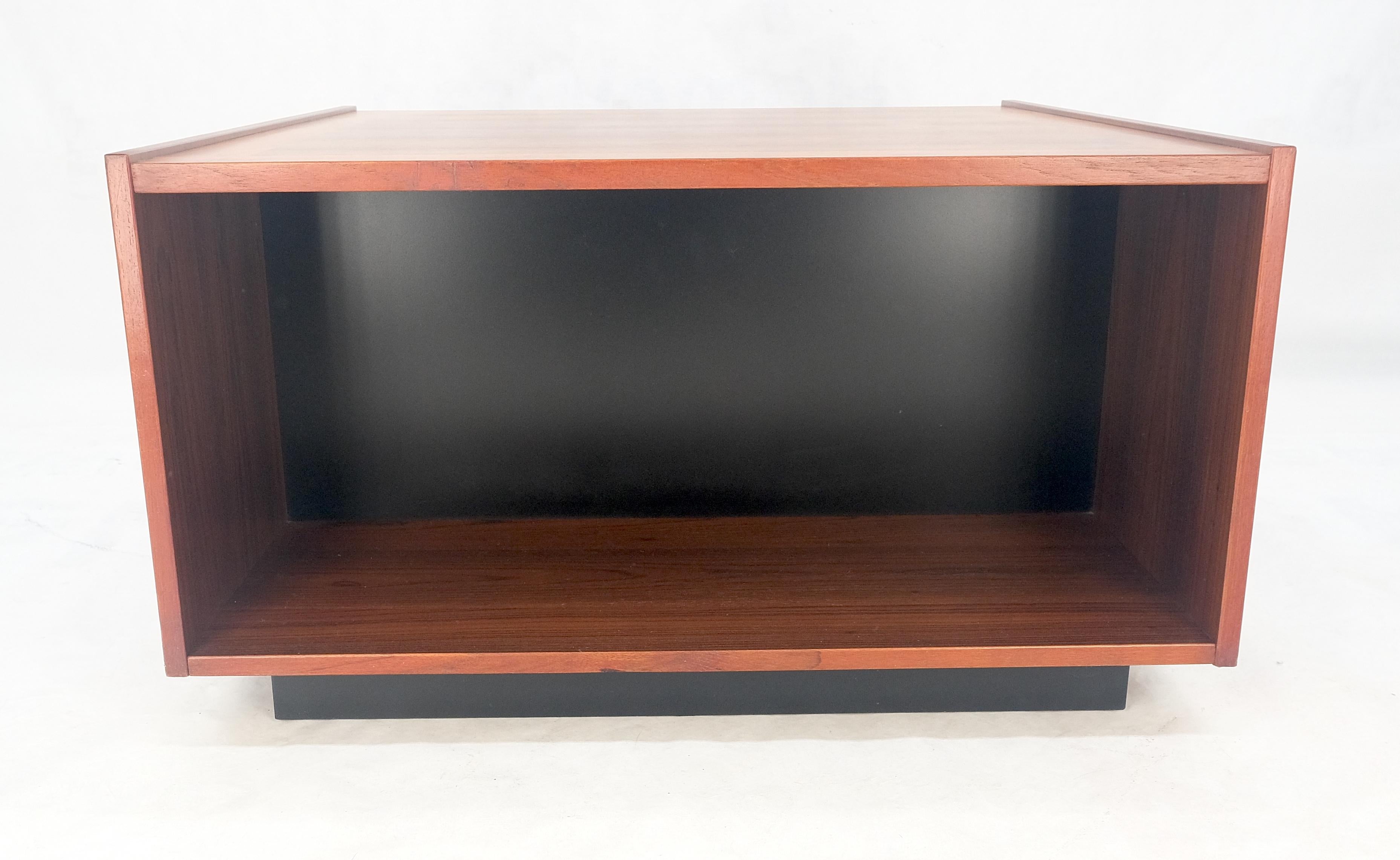 Table d'appoint moderne danoise en bois de rose à deux portes et à compartiments 32