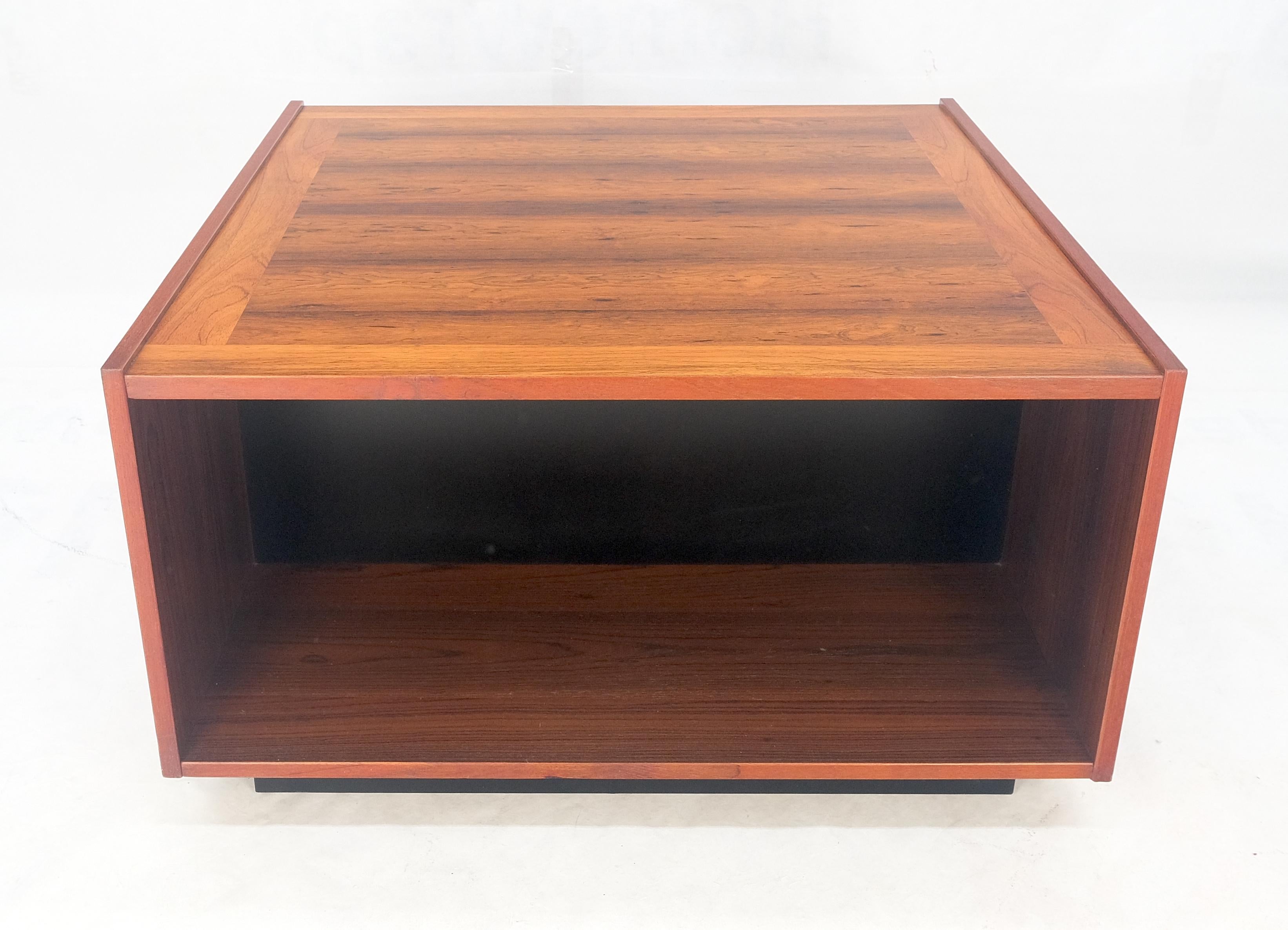 Table d'appoint moderne danoise en bois de rose à deux portes et à compartiments 32