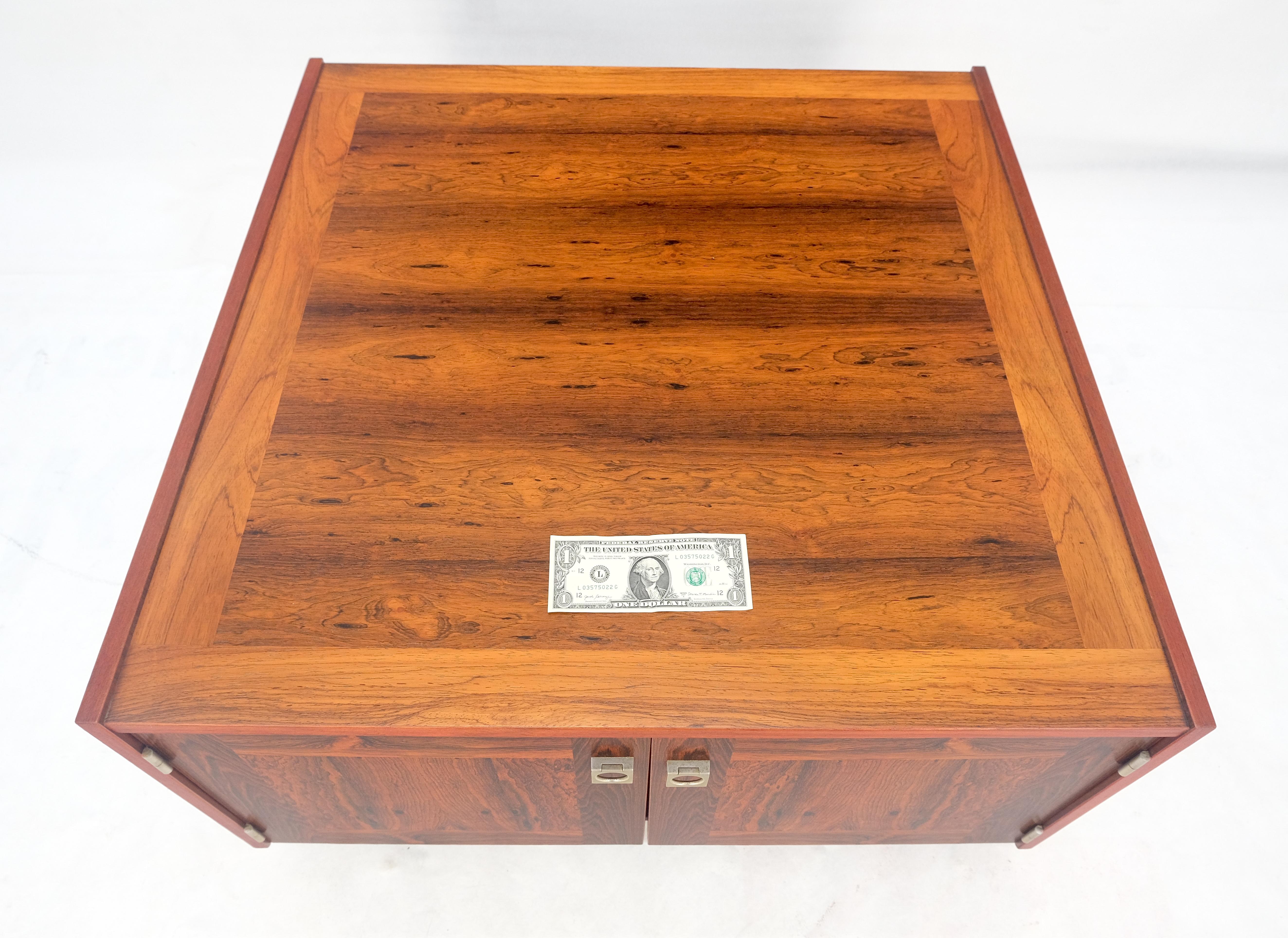 Table d'appoint moderne danoise en bois de rose à deux portes et à compartiments 32