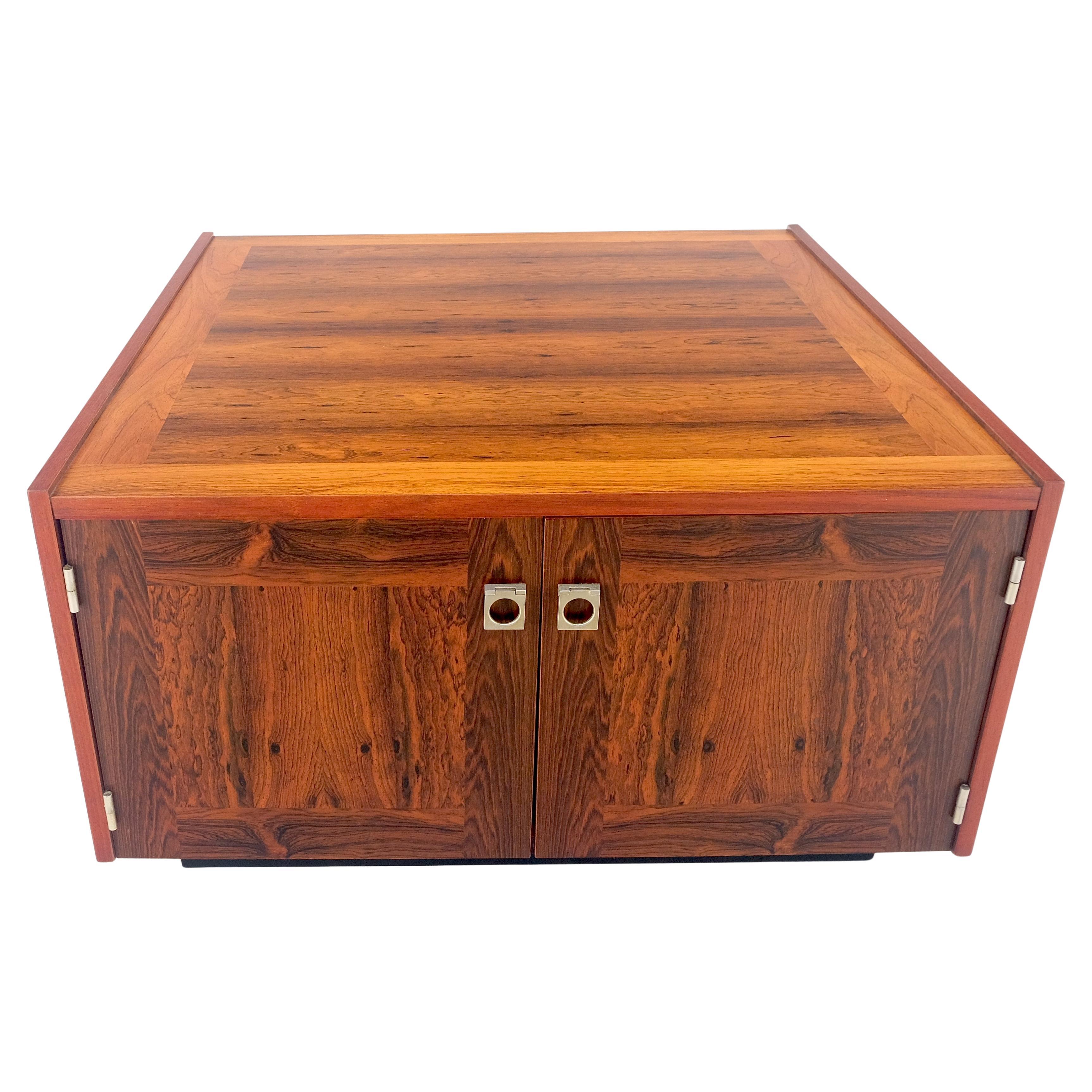 Danois Table d'appoint moderne danoise en bois de rose à deux portes et à compartiments 32