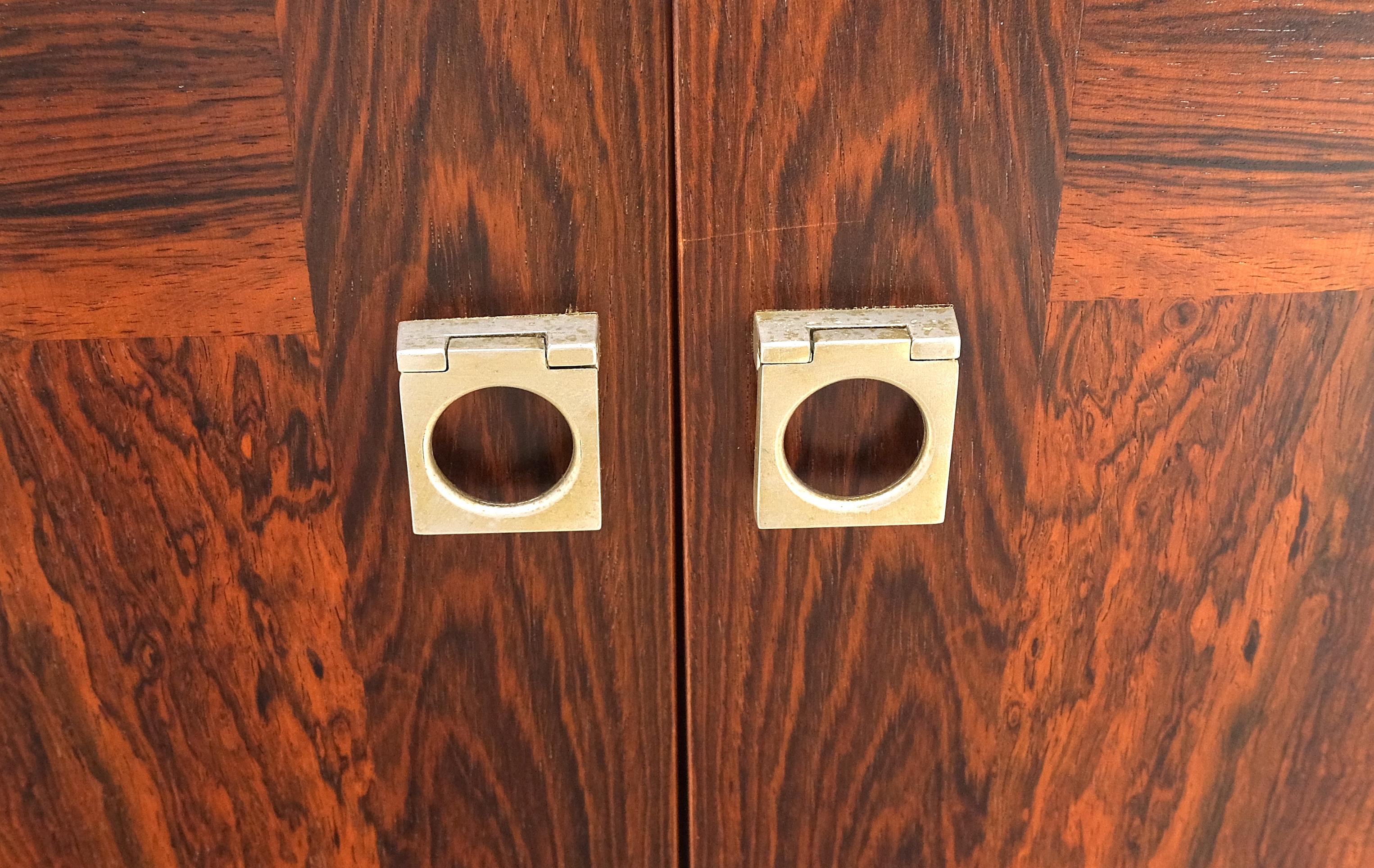 Laqué Table d'appoint moderne danoise en bois de rose à deux portes et à compartiments 32