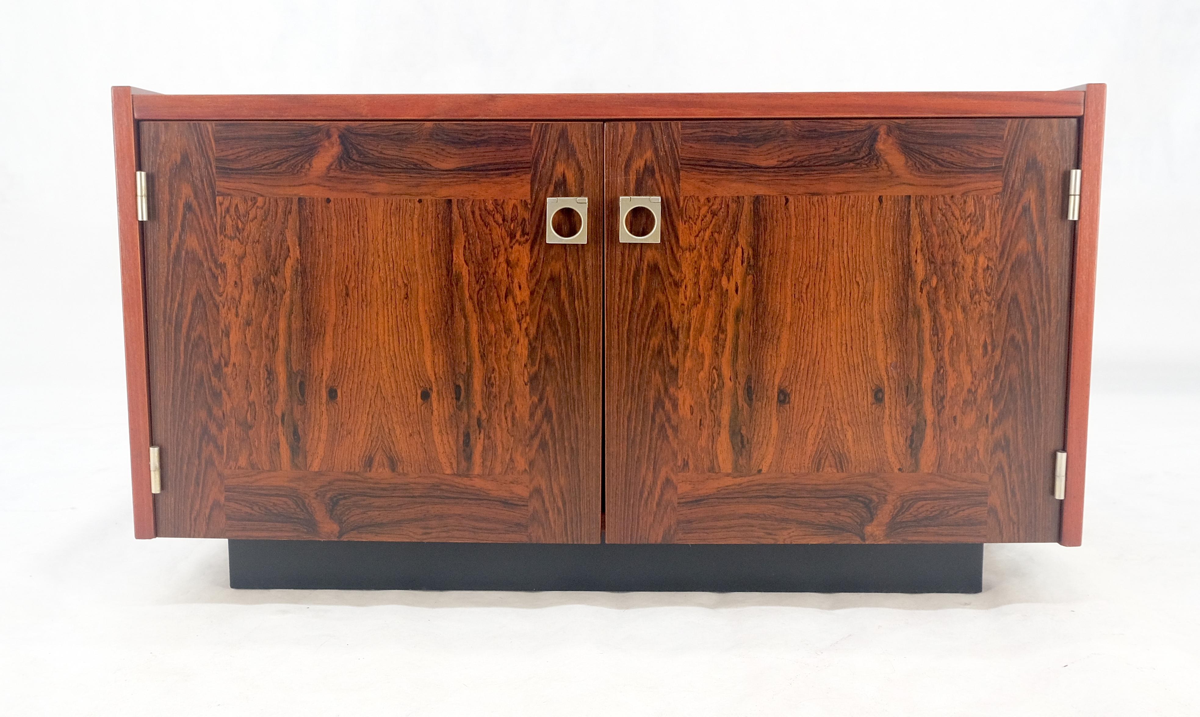20ième siècle Table d'appoint moderne danoise en bois de rose à deux portes et à compartiments 32