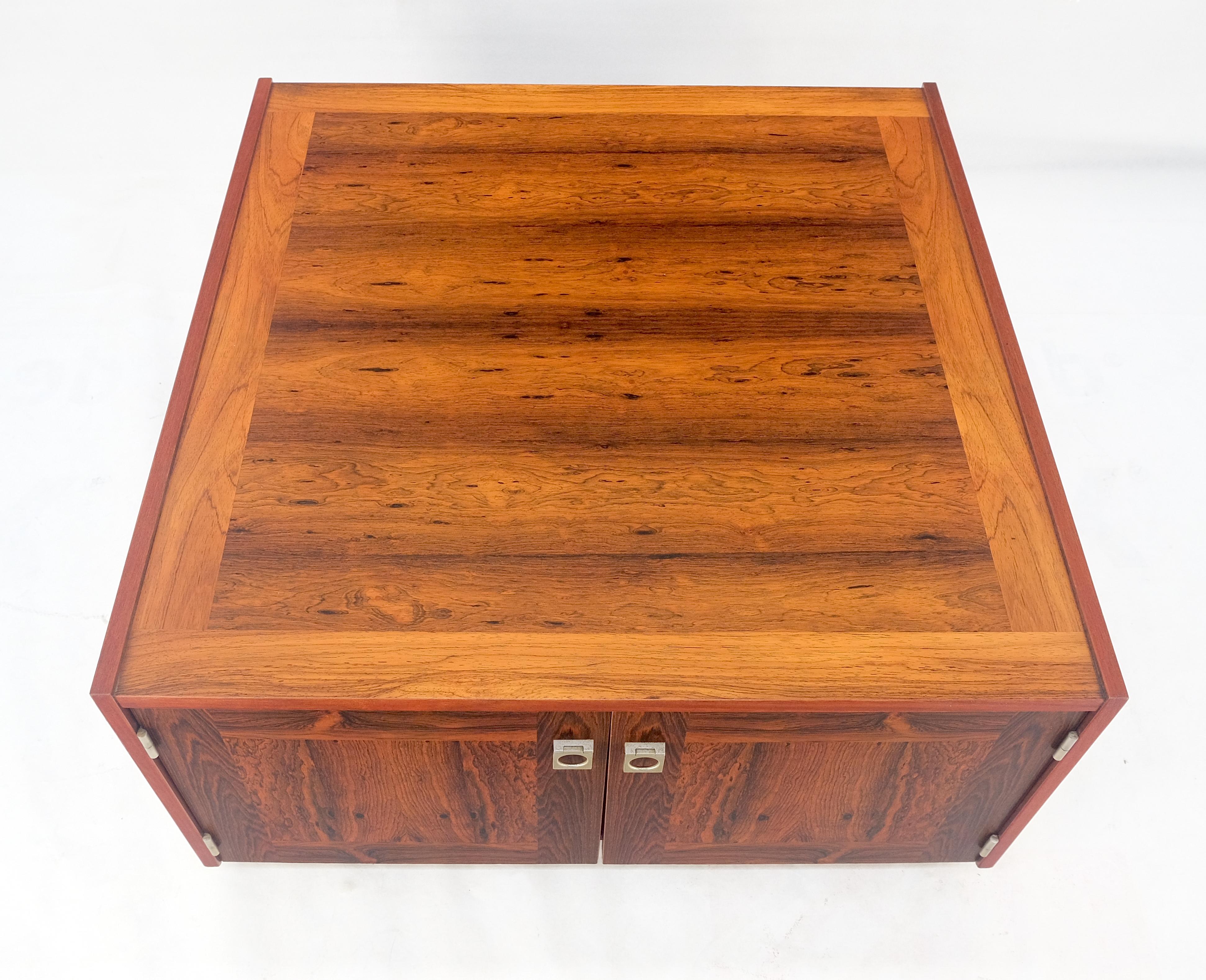 Chrome Table d'appoint moderne danoise en bois de rose à deux portes et à compartiments 32