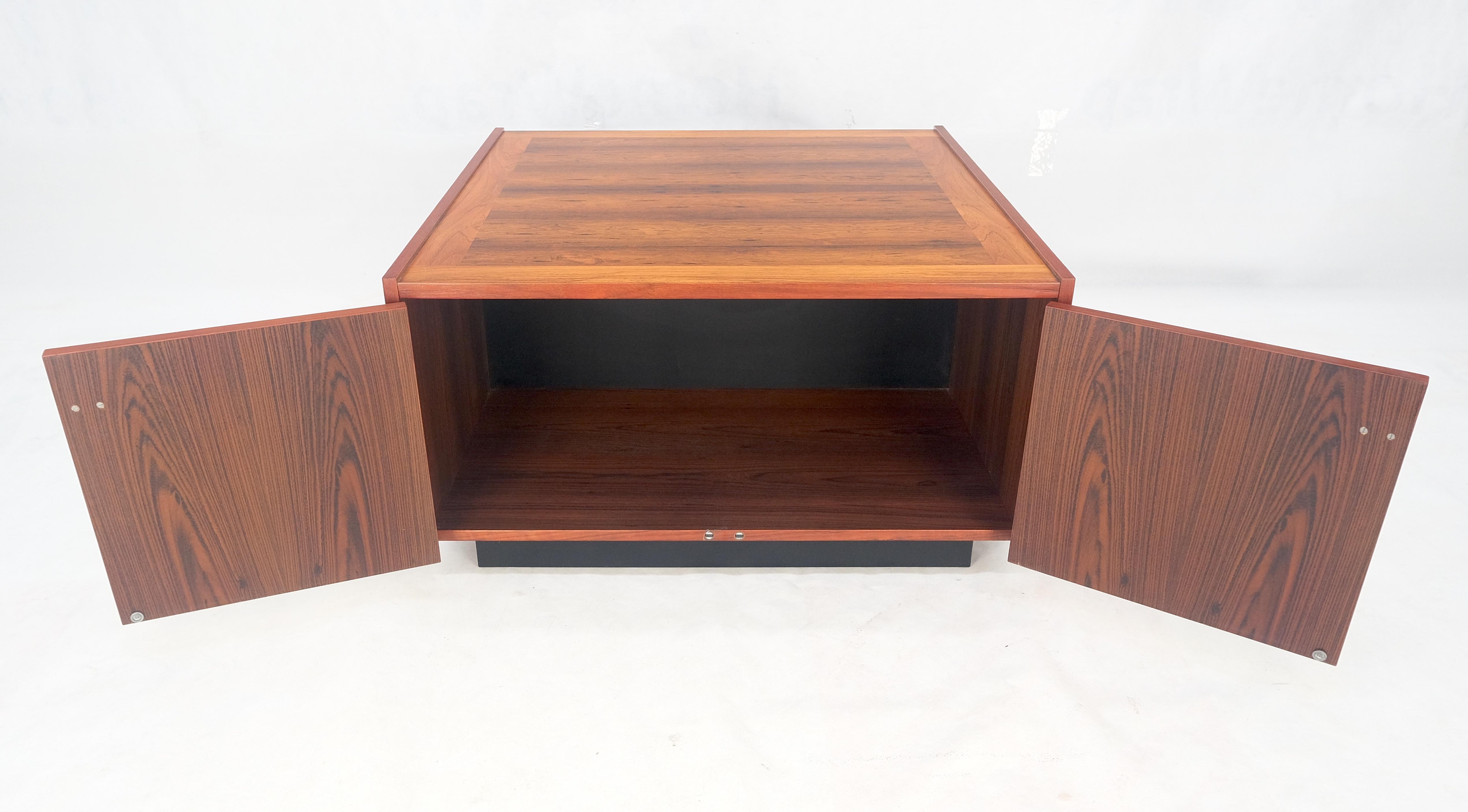 Table d'appoint moderne danoise en bois de rose à deux portes et à compartiments 32