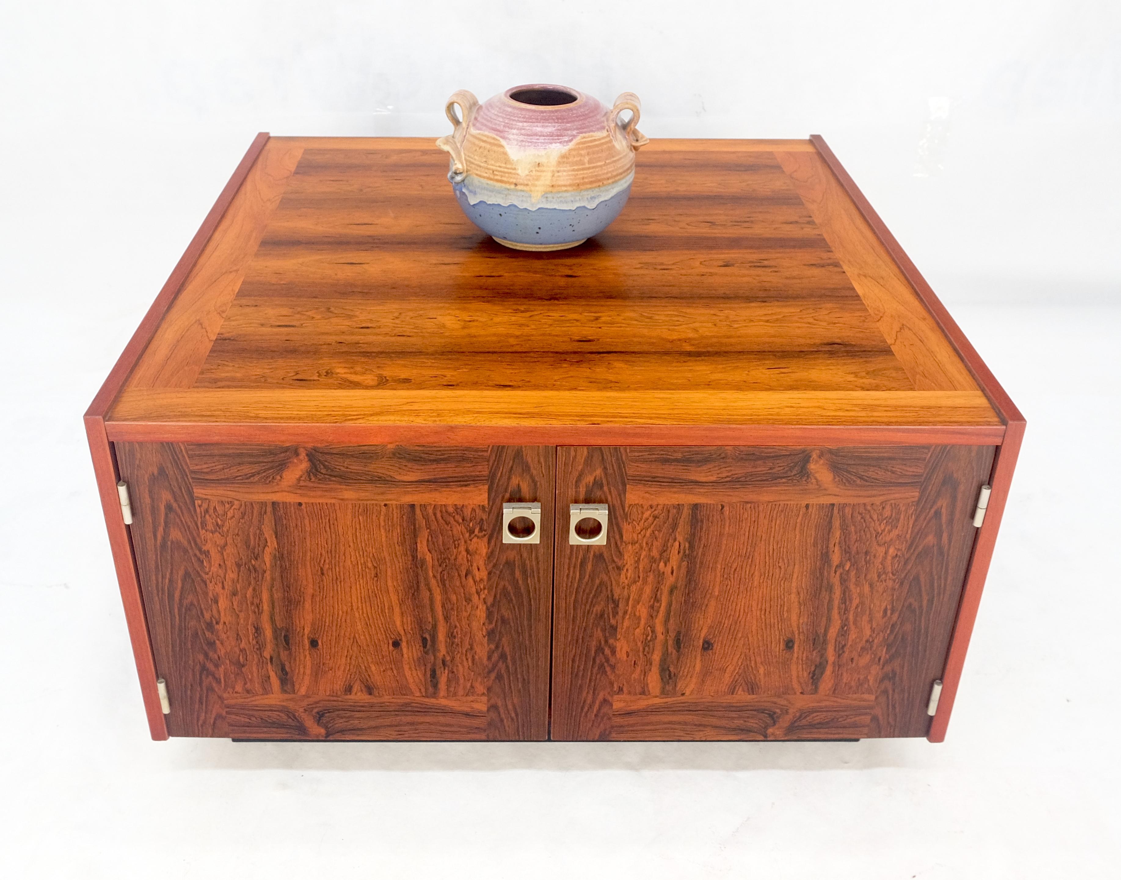Table d'appoint moderne danoise en bois de rose à deux portes et à compartiments 32
