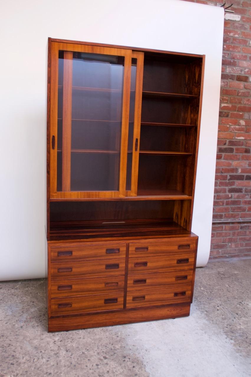 Danish Modern Rosewood Vitrine / Buffet and Hutch by Poul Hundevad In Good Condition In Brooklyn, NY