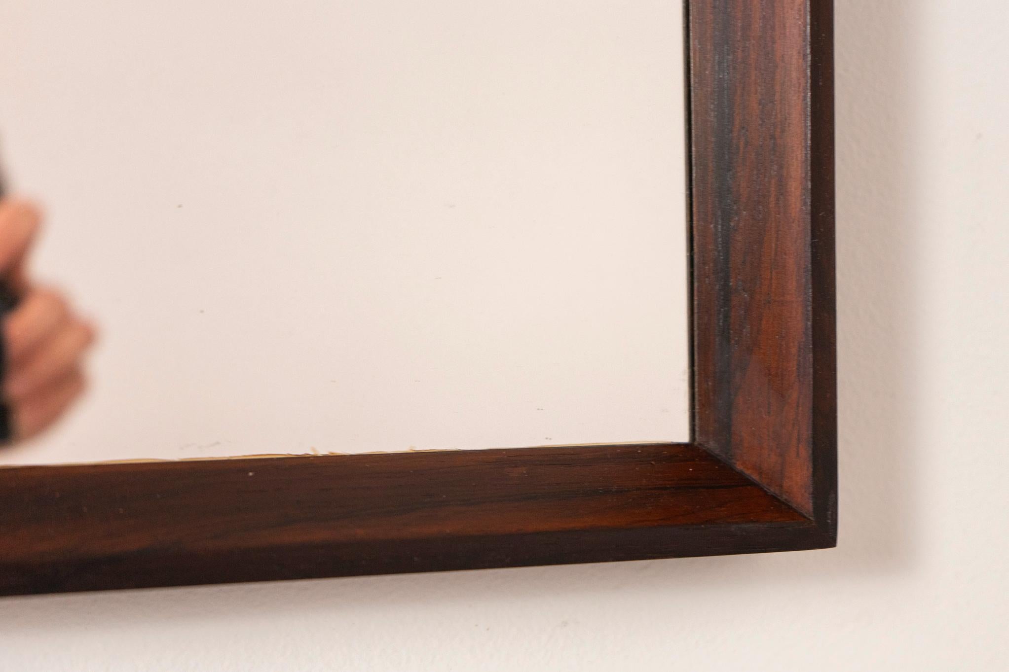Dänischer moderner Wandspiegel aus Palisanderholz (Skandinavische Moderne) im Angebot
