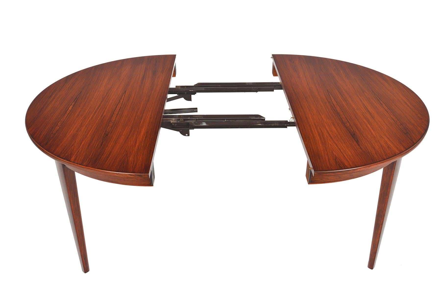 Danish Modern Round Brazilian Rosewood Table with Leaf In Good Condition In Berkeley, CA