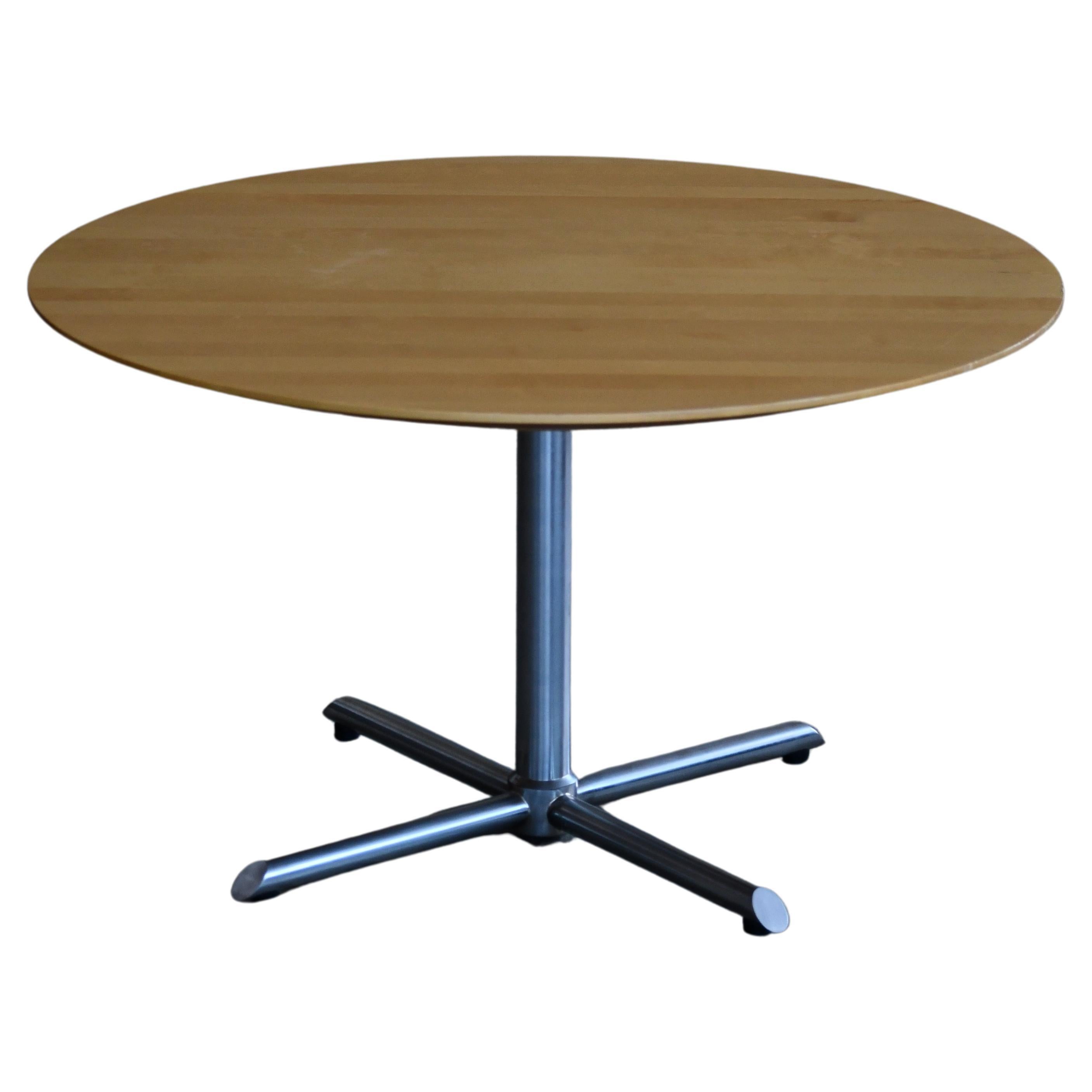 Superbe table basse ou table à cocktail minimaliste modèle Rex conçue par
Christina Strand et fabriqué par le célèbre fabricant de meubles danois, Fredericia Mobler. Le modèle de table a été conçu en 2002 pour correspondre au modèle Rex
et fabriqués
