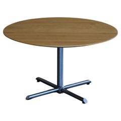 Dänischer moderner runder Couchtisch oder Cocktailtisch aus Ahornholz und Stahl von Fredericia V