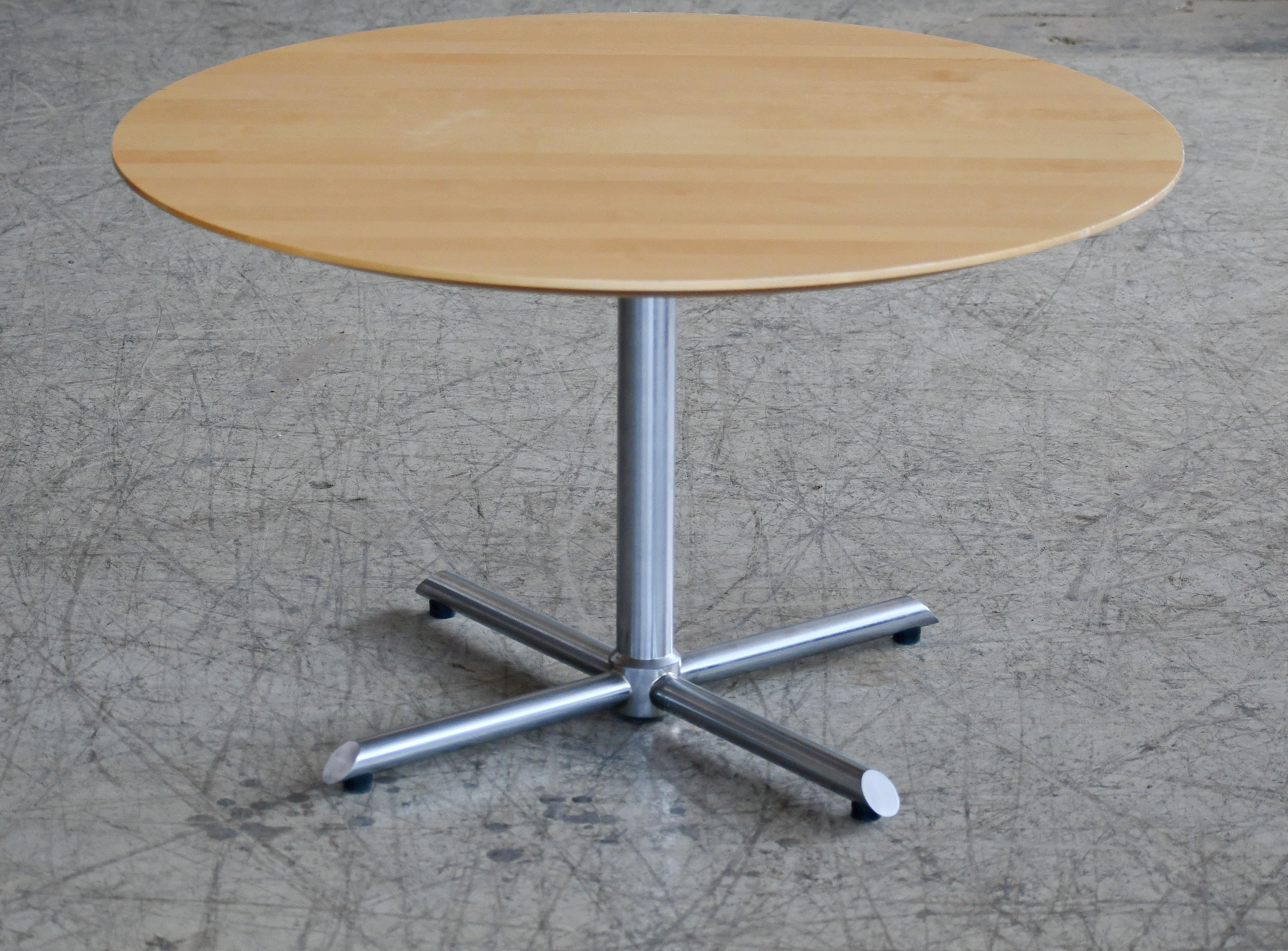 Scandinave moderne Table basse ou table à cocktail ronde danoise moderne en érable et acier par Fredericia V en vente
