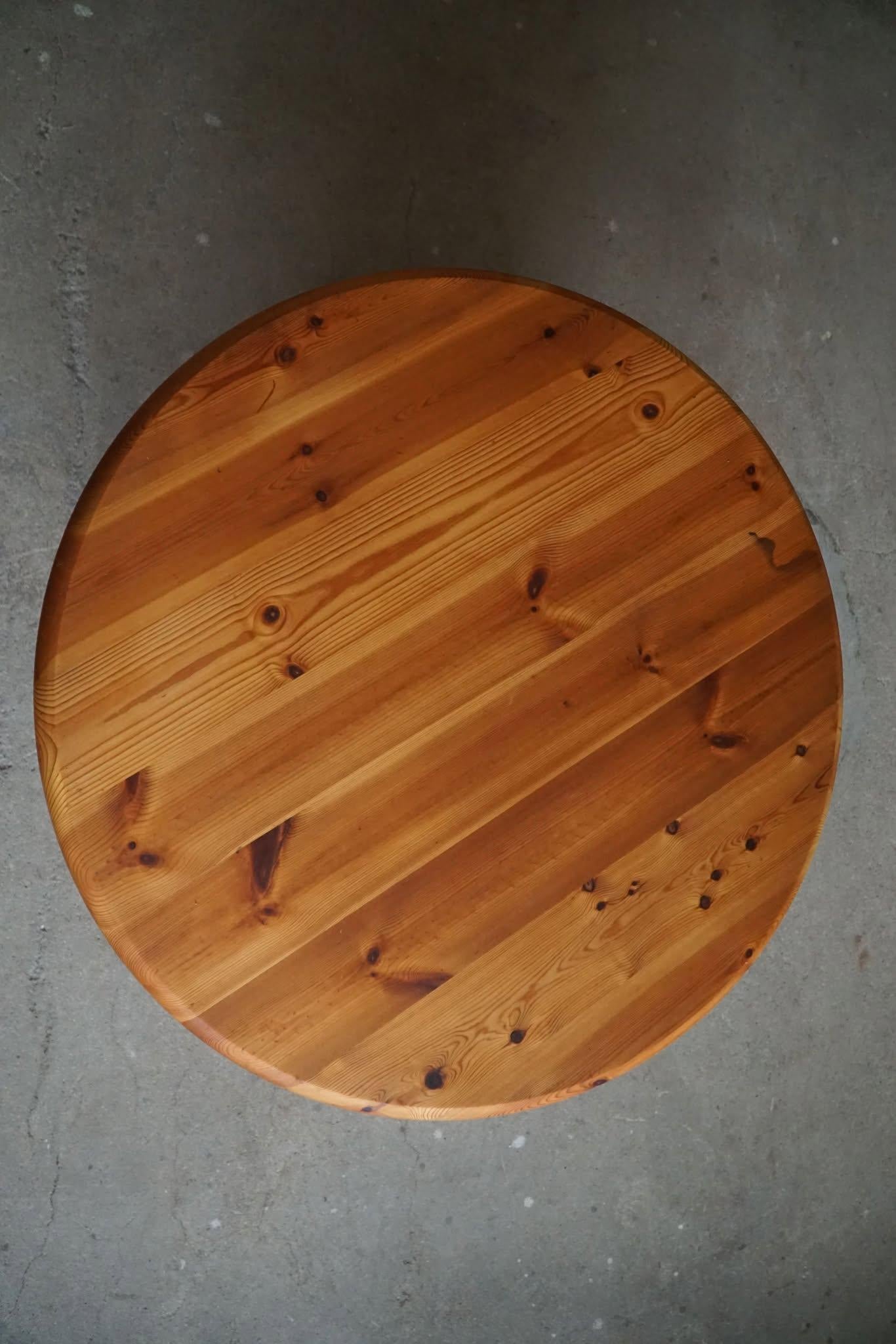Dänischer moderner runder Couchtisch aus massivem Kiefernholz, Rainer Daumiller-Stil, 1970er Jahre im Angebot 7