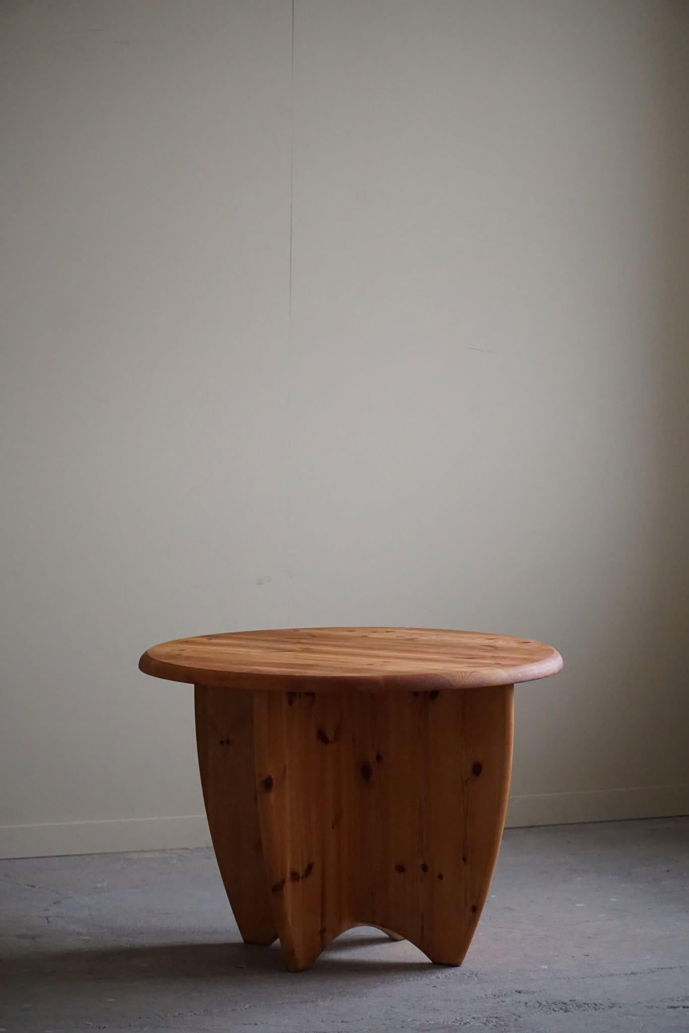 Ein schöner dänischer moderner runder Couchtisch aus massiver Kiefer, der in den 1970er Jahren von einem dänischen Tischler im Stil von Rainer Daumiller hergestellt wurde. 

Dieser skulpturale Couch- und Beistelltisch passt zu vielen