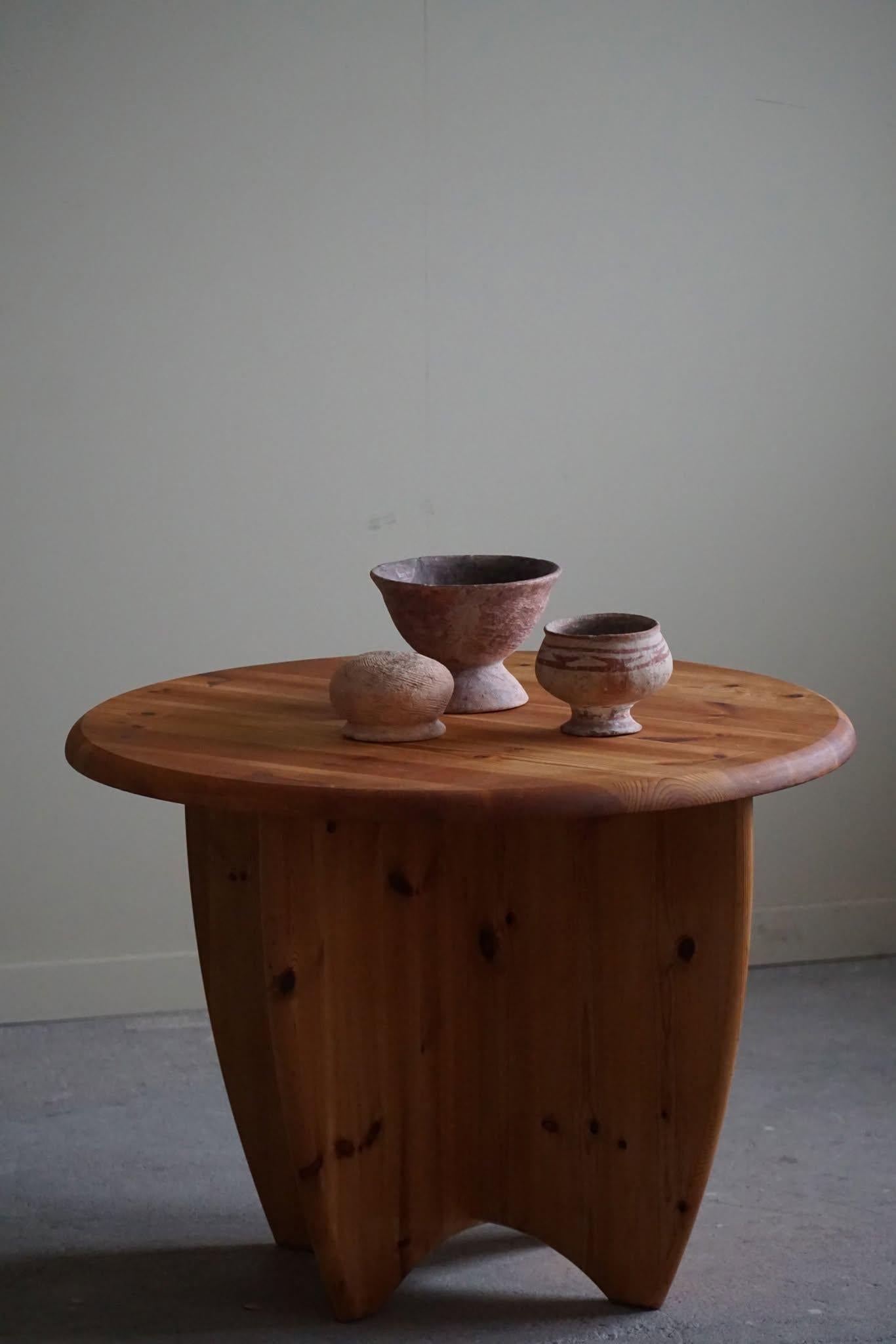 Dänischer moderner runder Couchtisch aus massivem Kiefernholz, Rainer Daumiller-Stil, 1970er Jahre (Brutalismus) im Angebot