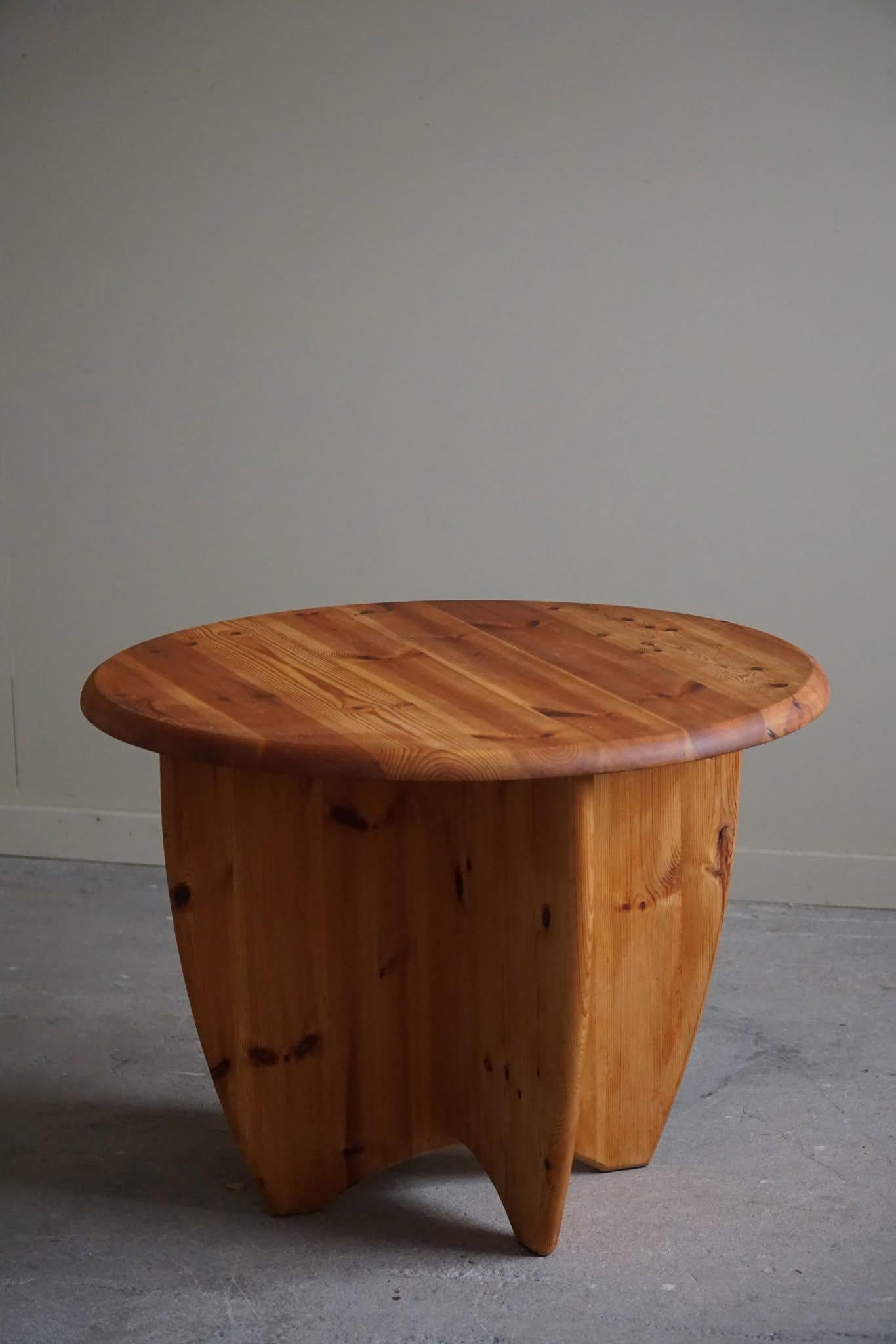 Dänischer moderner runder Couchtisch aus massivem Kiefernholz, Rainer Daumiller-Stil, 1970er Jahre im Angebot 3