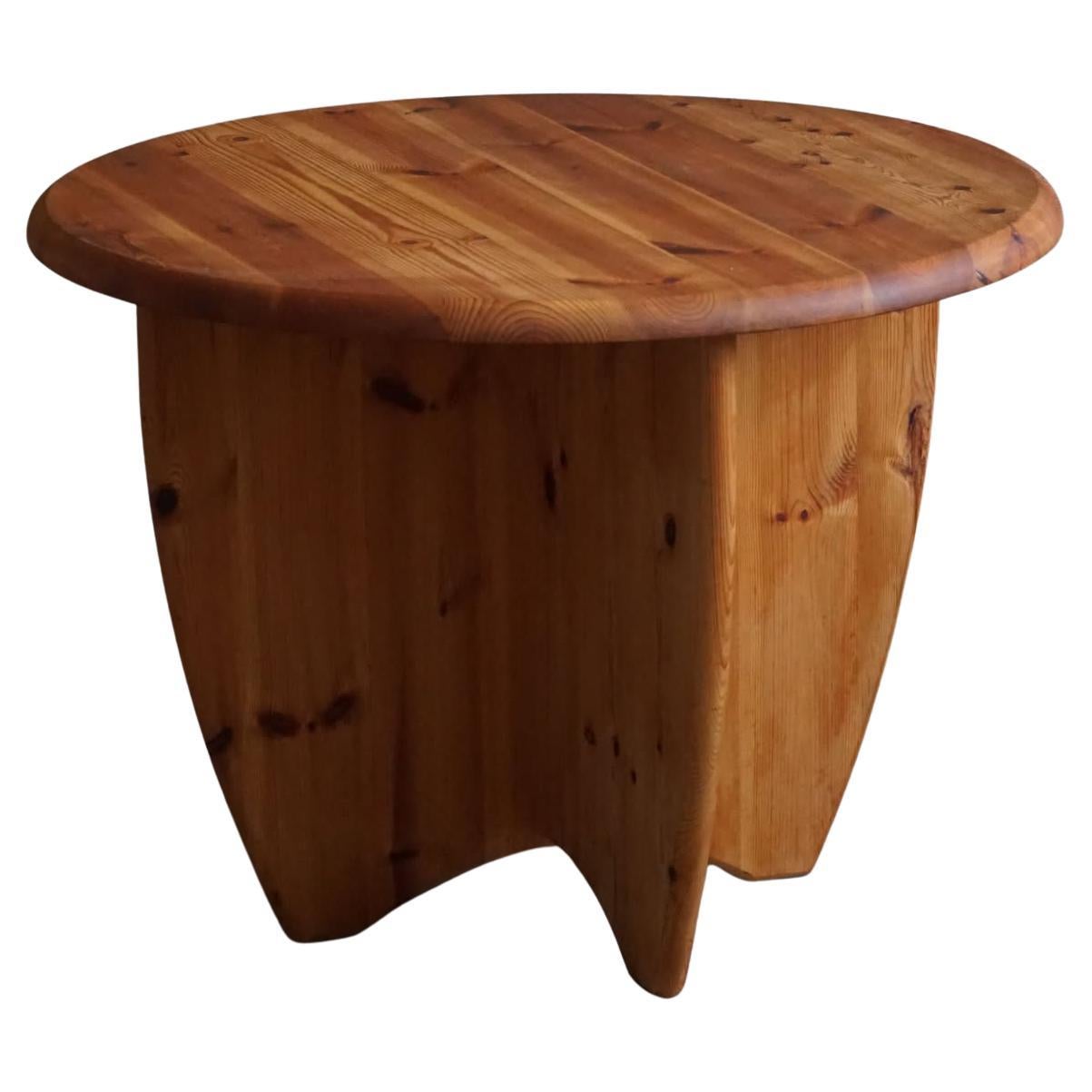 Dänischer moderner runder Couchtisch aus massivem Kiefernholz, Rainer Daumiller-Stil, 1970er Jahre im Angebot