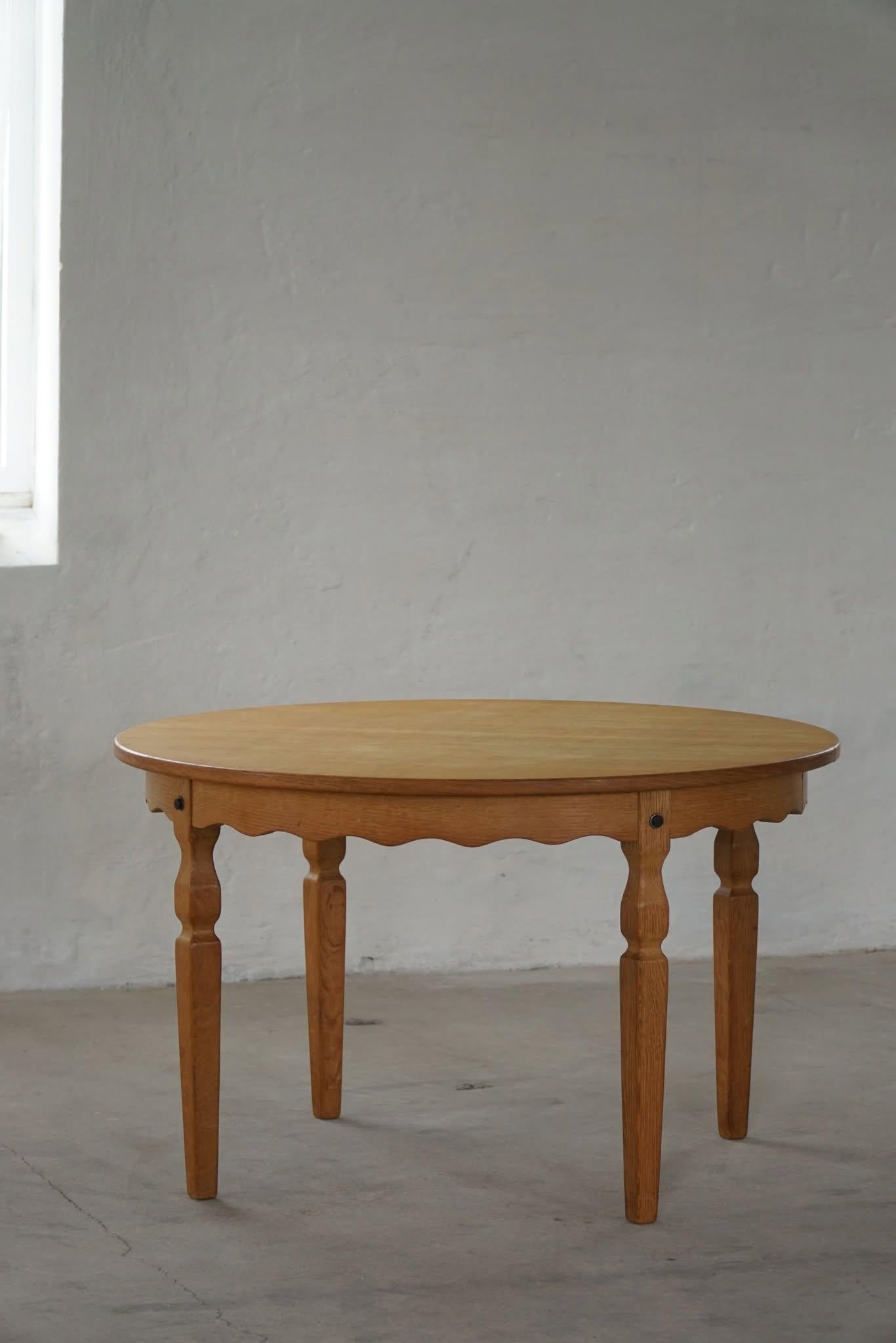 Table de salle à manger ronde moderne danoise en Oak par Rosengaarden, milieu du siècle, années 1960 en vente 3