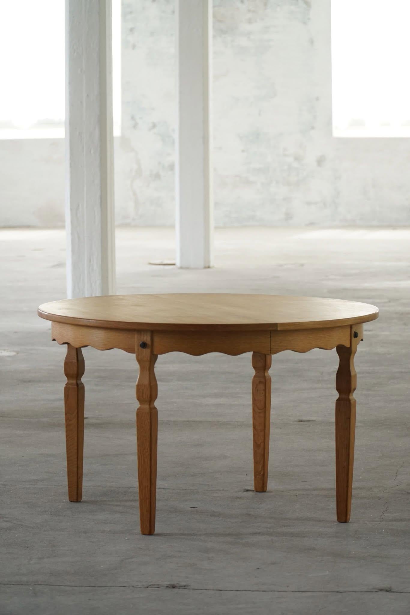 Table de salle à manger ronde classique en chêne avec une rallonge, fabriquée dans les années 1960 par Rosengaarden, Danemark. Une figure sculpturale pour un intérieur moderne.

Cette table brutaliste est dotée de pieds incurvés et d'une grande