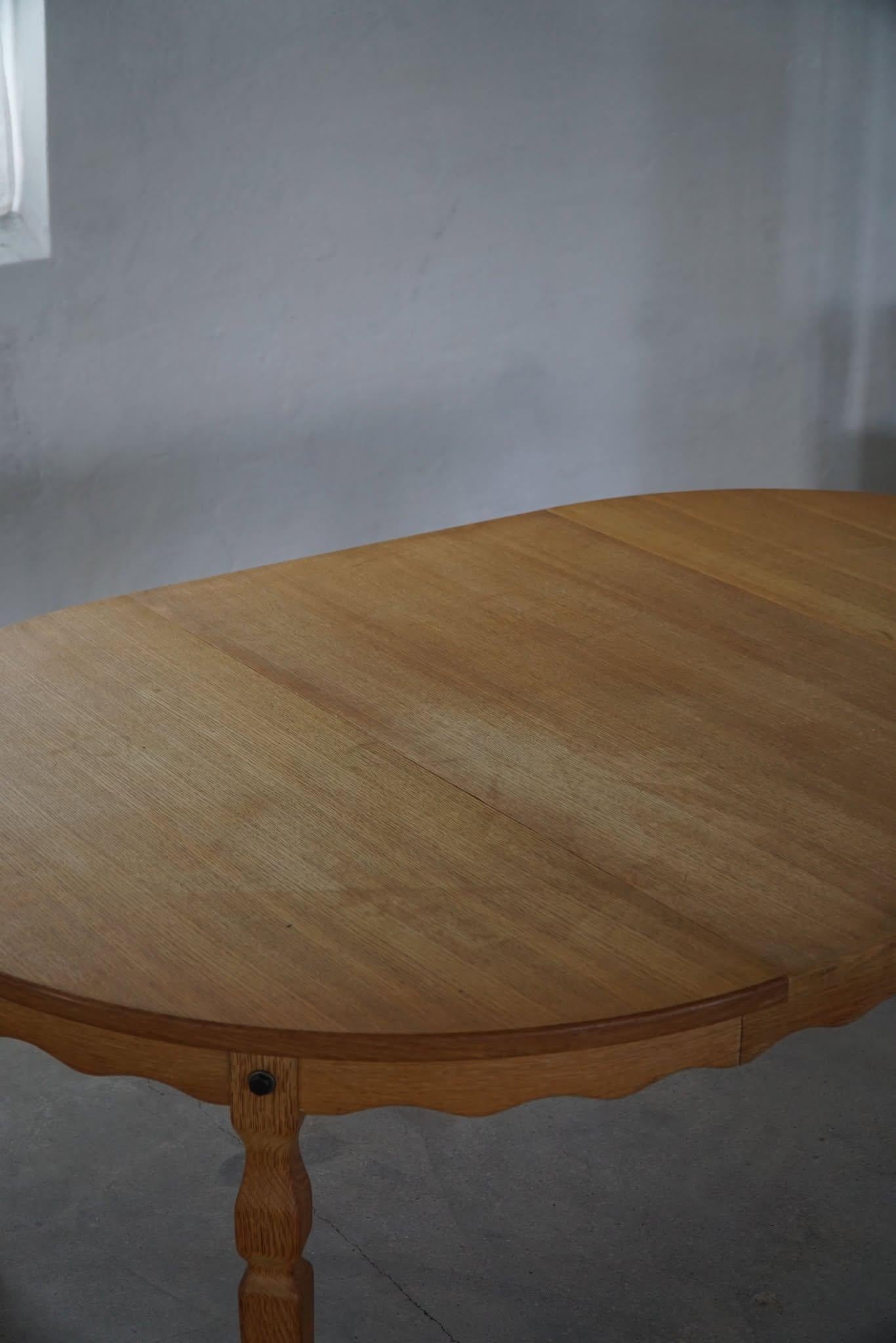 Table de salle à manger ronde moderne danoise en Oak par Rosengaarden, milieu du siècle, années 1960 en vente 13