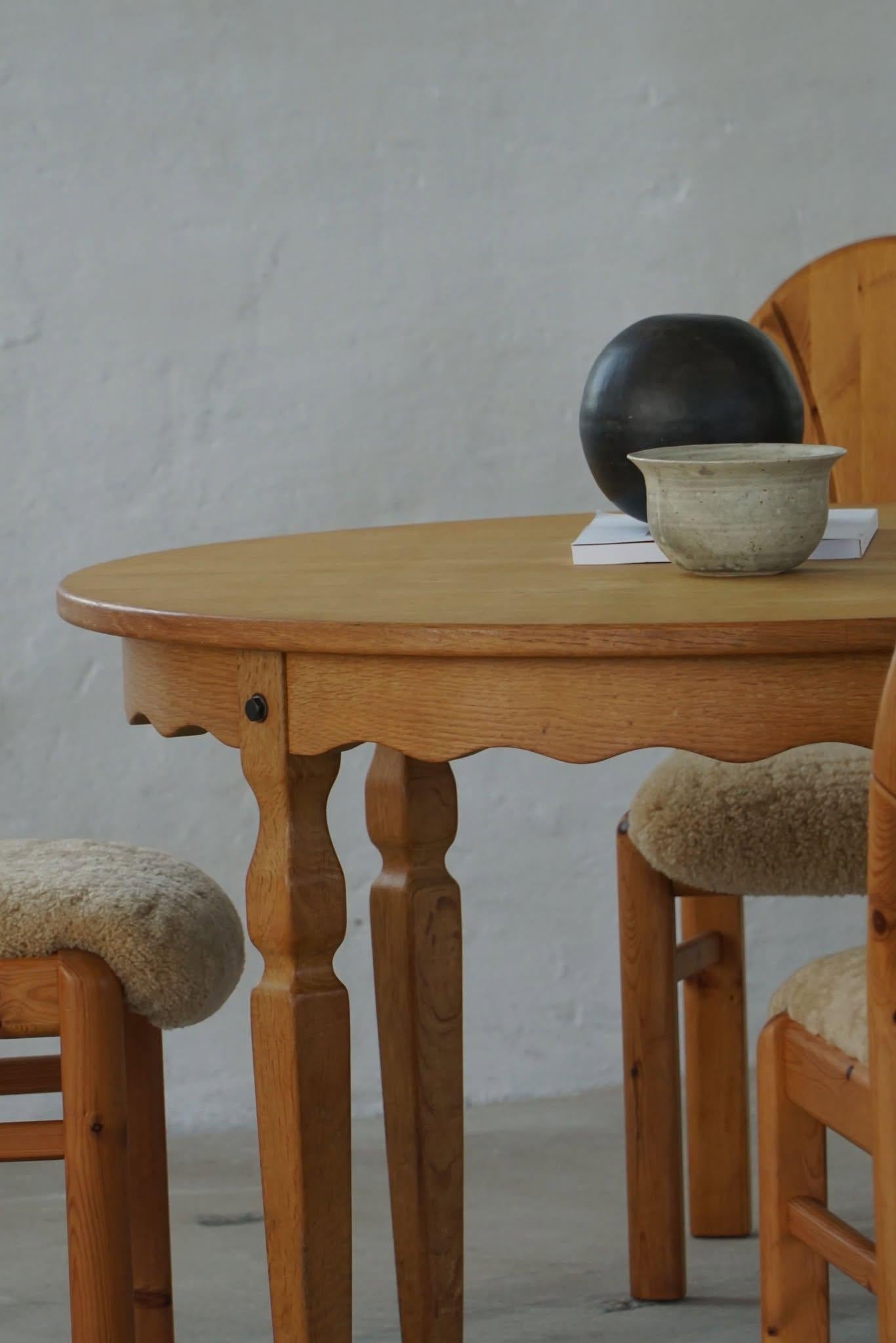 Mid-Century Modern Table de salle à manger ronde moderne danoise en Oak par Rosengaarden, milieu du siècle, années 1960 en vente